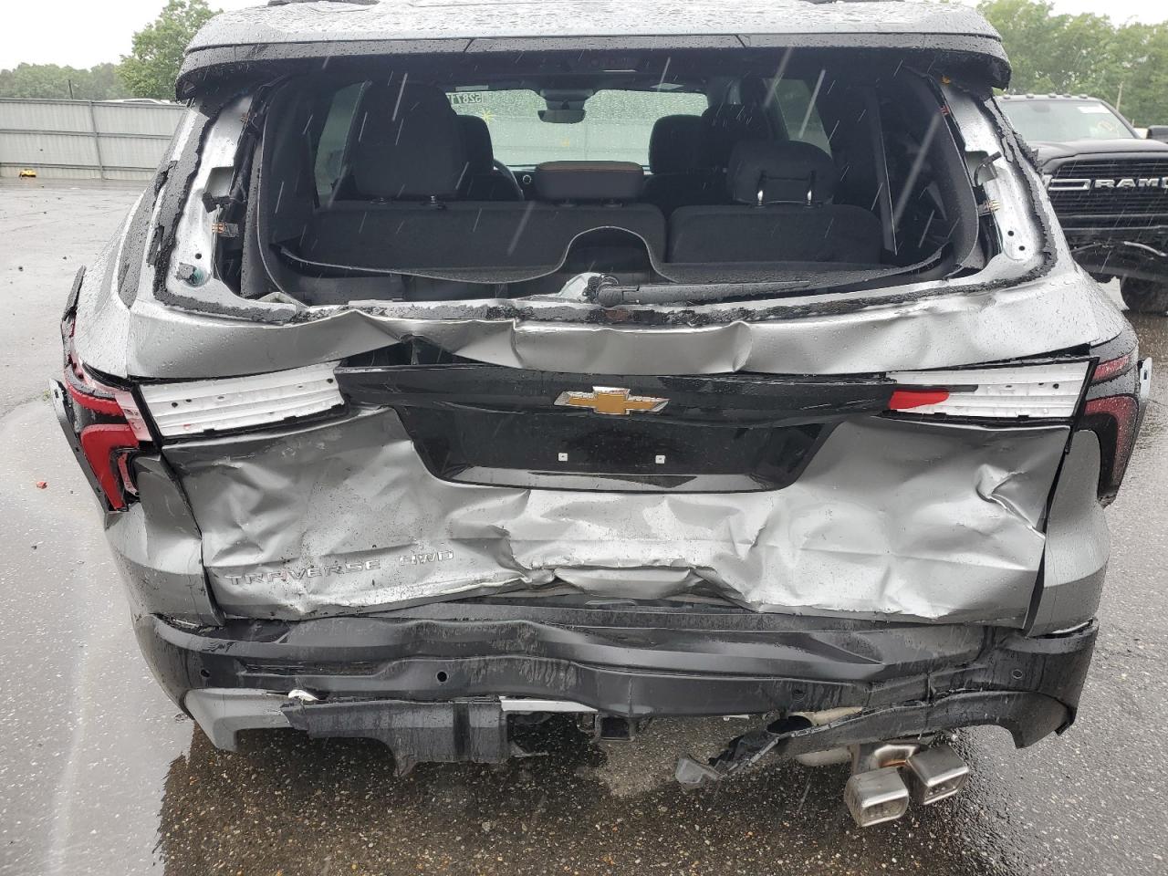 2026 Chevrolet Traverse Lt Серебряный vin: 1GNEVGKS2TJ288785 Damage: Right Tail Light, Broken, Replacement Required