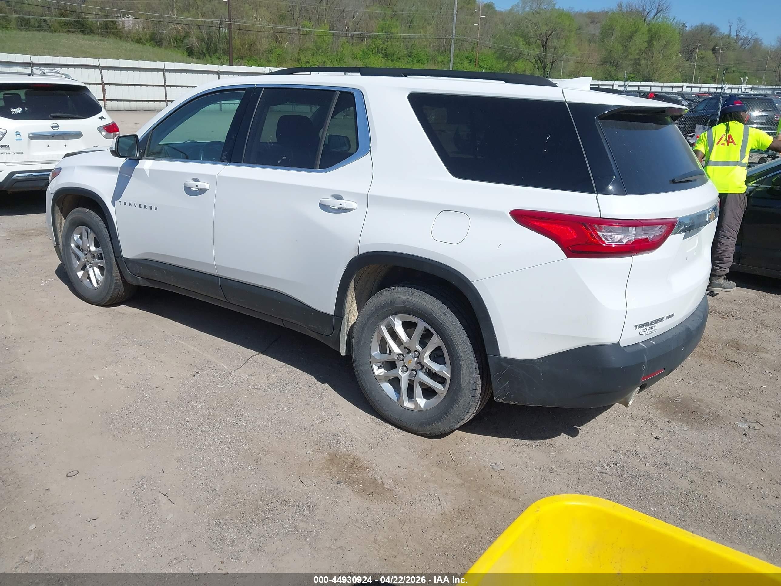 2021 Chevrolet Traverse Awd Lt Cloth White vin: 1GNEVGKW3MJ258019