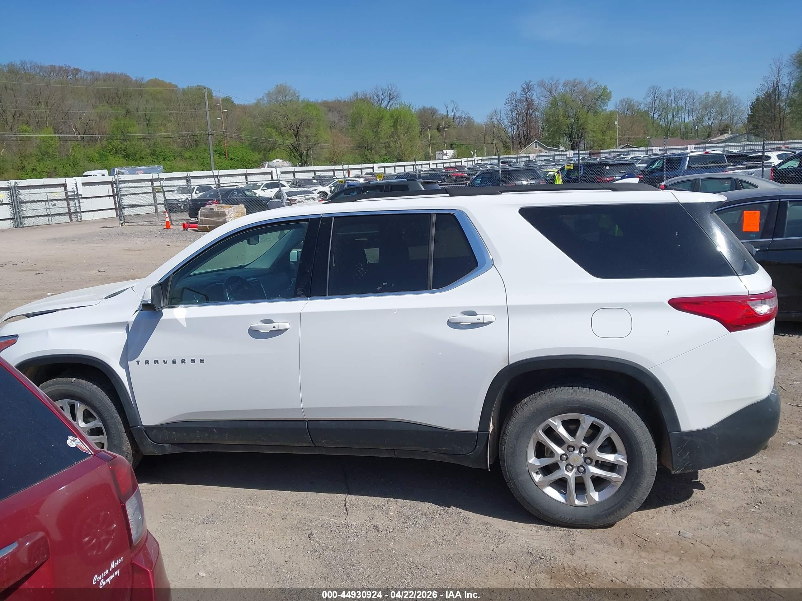 2021 Chevrolet Traverse Awd Lt Cloth White vin: 1GNEVGKW3MJ258019