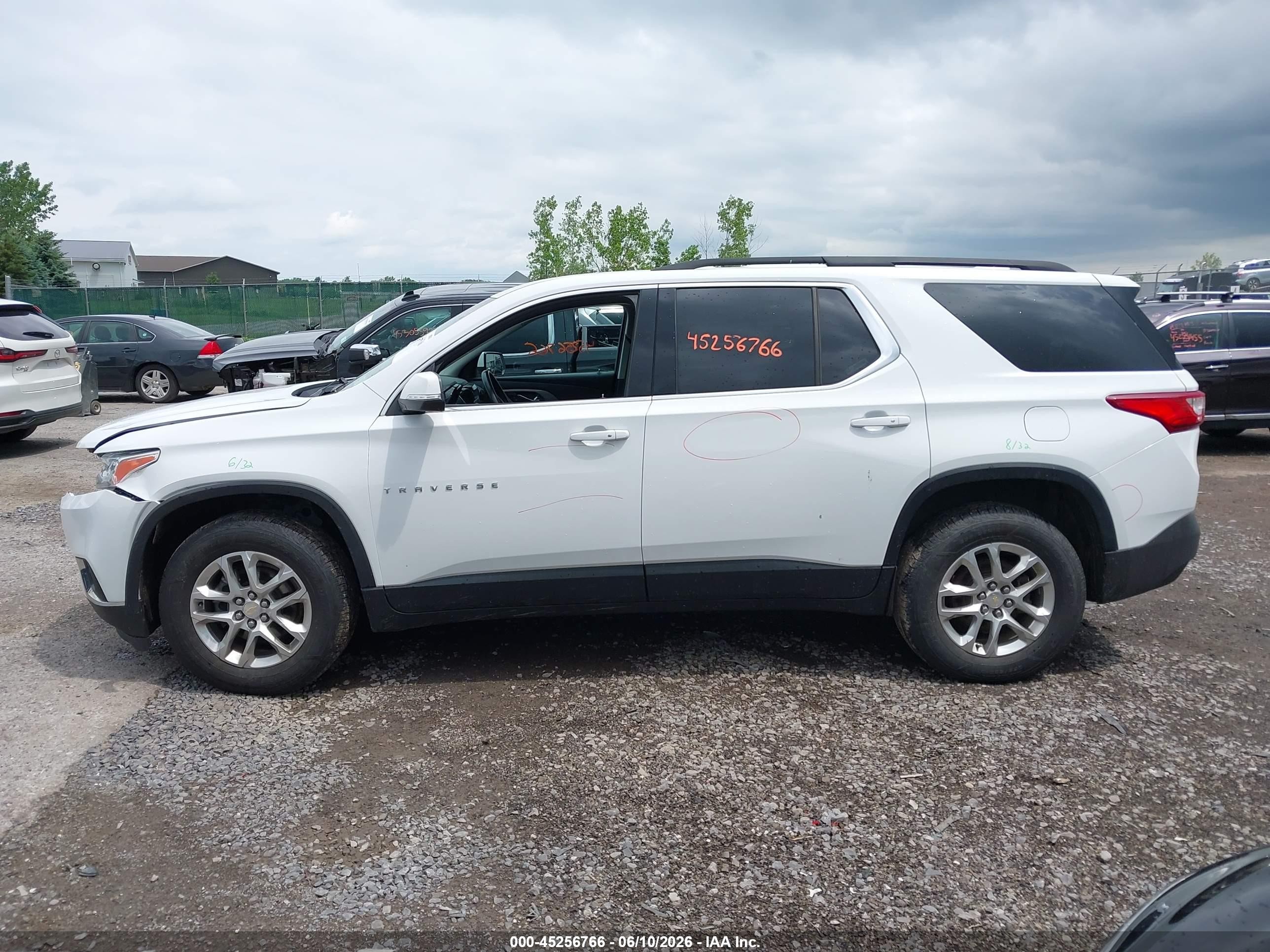 2021 Chevrolet Traverse Awd Lt Cloth Белый vin: 1GNEVGKW7MJ174091