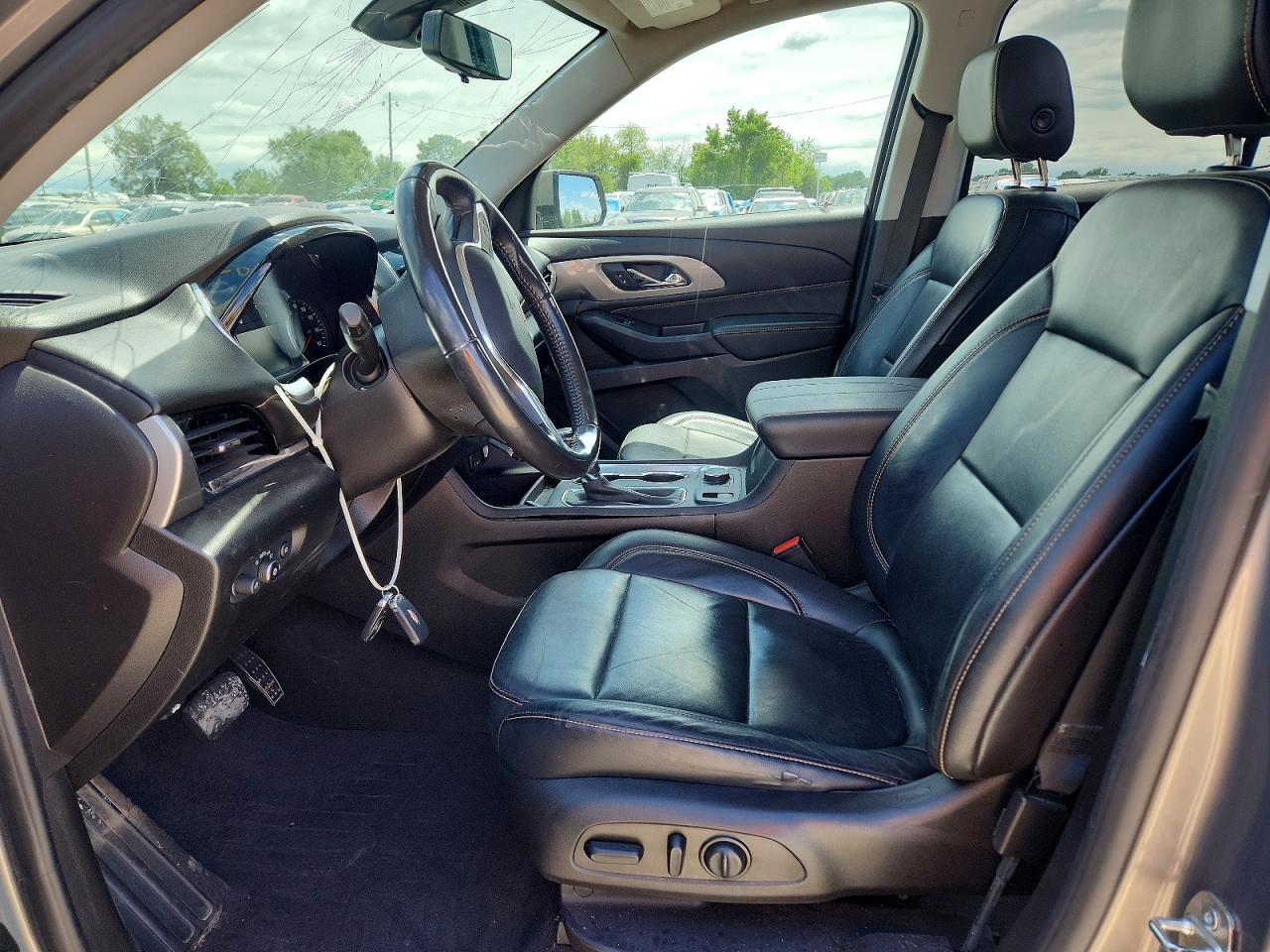 2019 Chevrolet Traverse Lt Silver vin: 1GNEVHKW2KJ143088