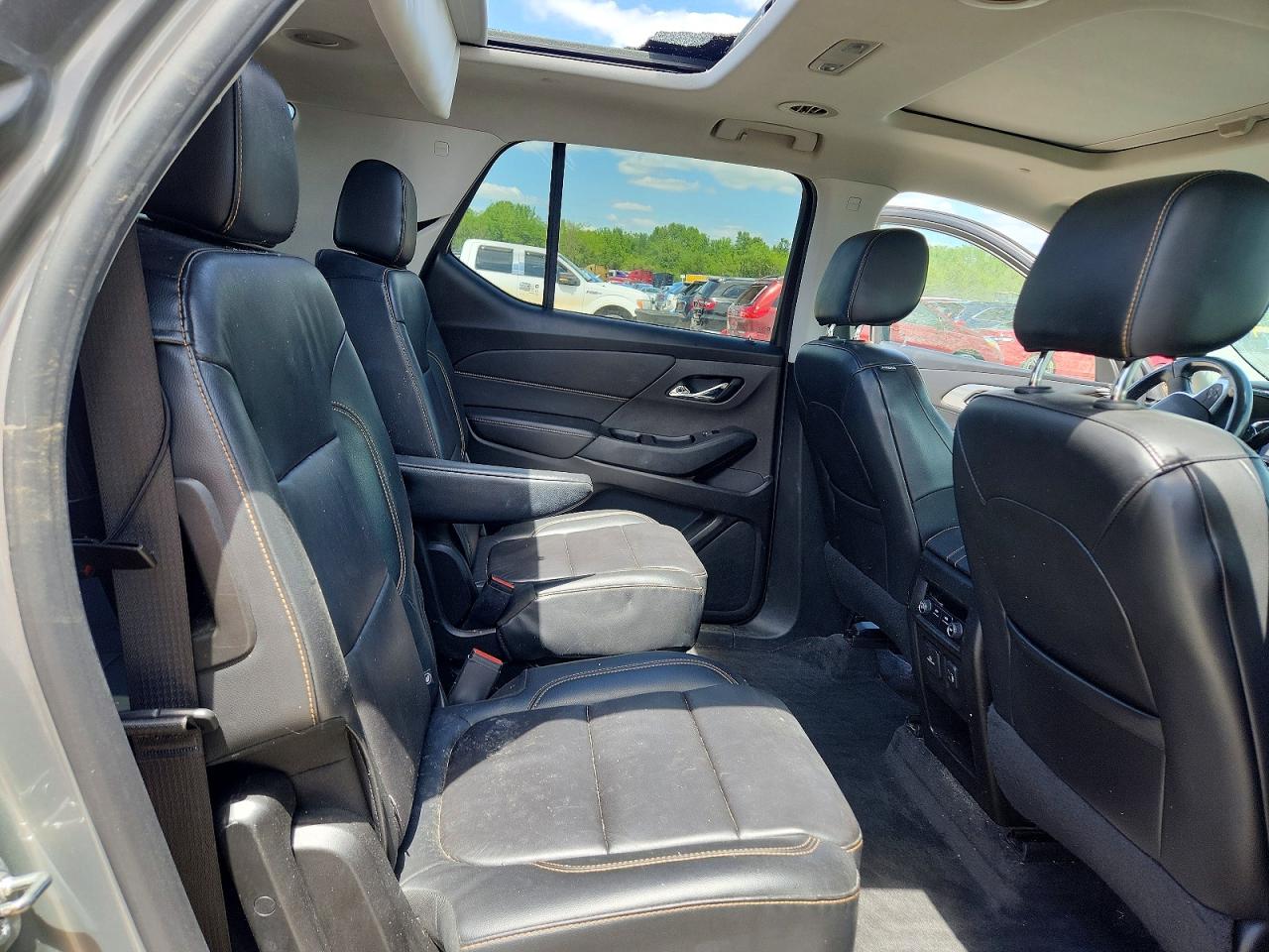2019 Chevrolet Traverse Lt Silver vin: 1GNEVHKW2KJ143088