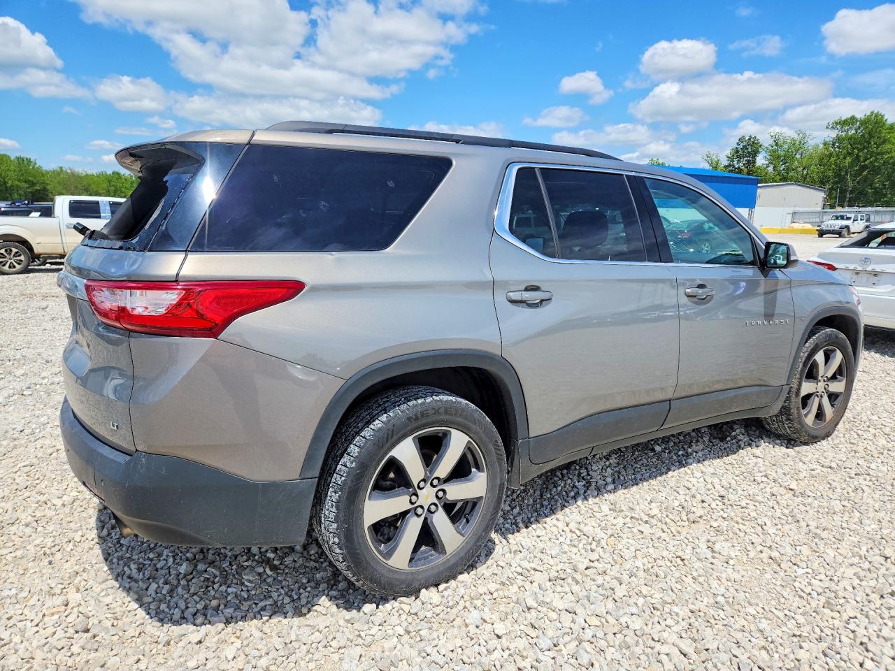 2019 Chevrolet Traverse Lt Silver vin: 1GNEVHKW2KJ143088