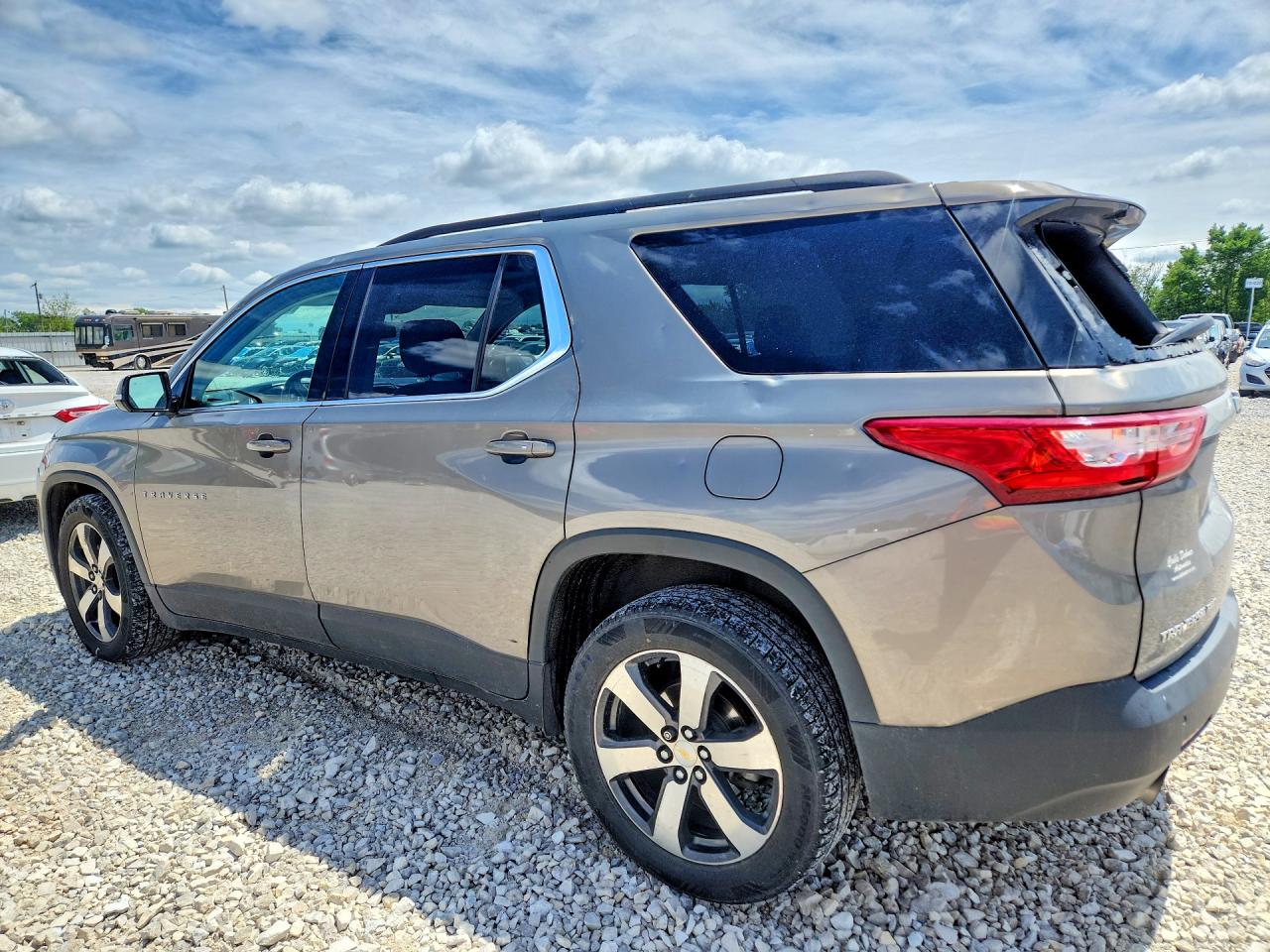 2019 Chevrolet Traverse Lt Silver vin: 1GNEVHKW2KJ143088