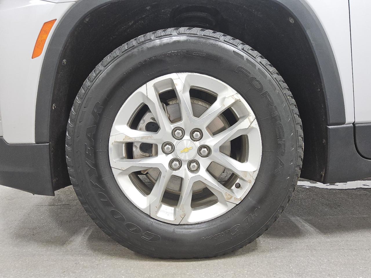 2022 Chevrolet Traverse Lt Silver vin: 1GNEVMKWXNJ170164 Damage: Left Front Wheel, Curb Rash, > 12 Inches