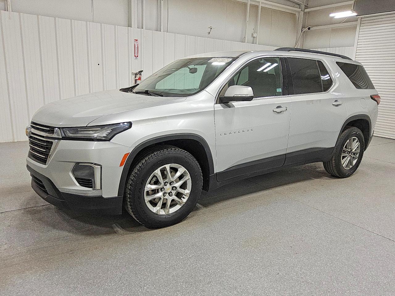 2022 Chevrolet Traverse Lt Серебряный vin: 1GNEVMKWXNJ170164
