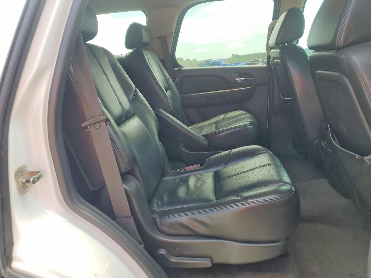 2008 Chevrolet Tahoe C1500 Белый vin: 1GNFC13018R198895