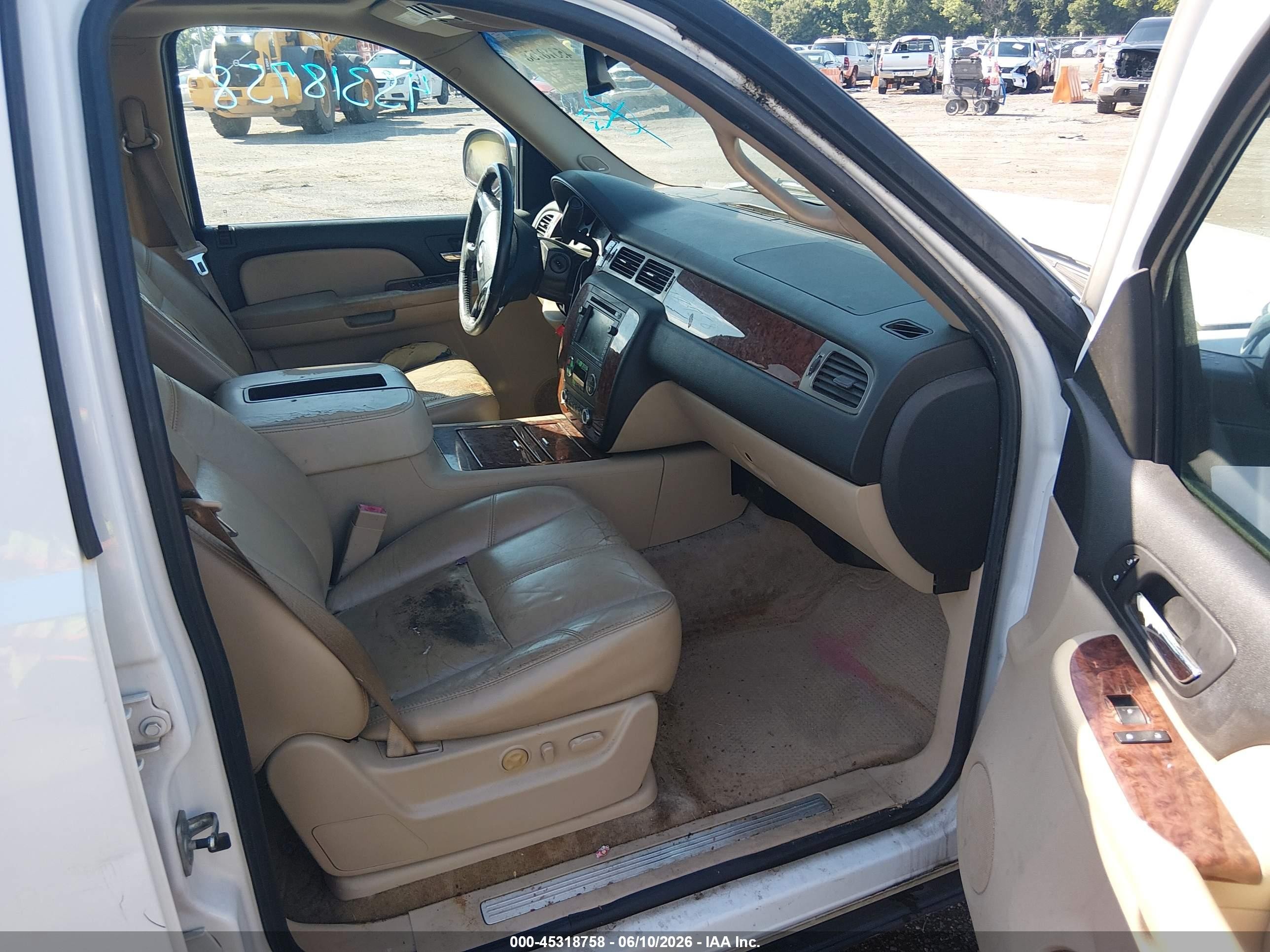 2007 Chevrolet Tahoe Ltz White vin: 1GNFC13037R392830