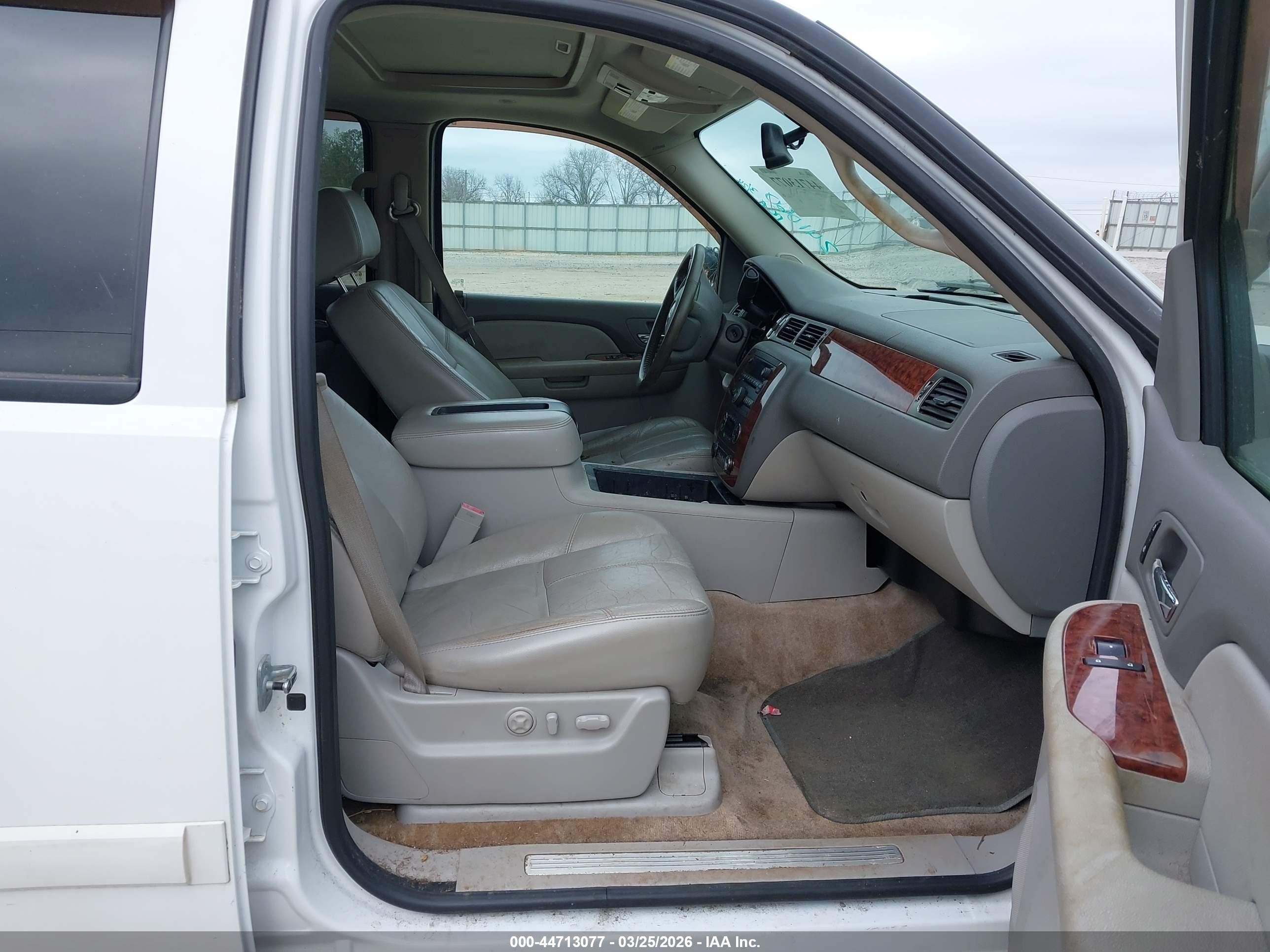 2007 Chevrolet Tahoe Lt Белый vin: 1GNFC13047R241060