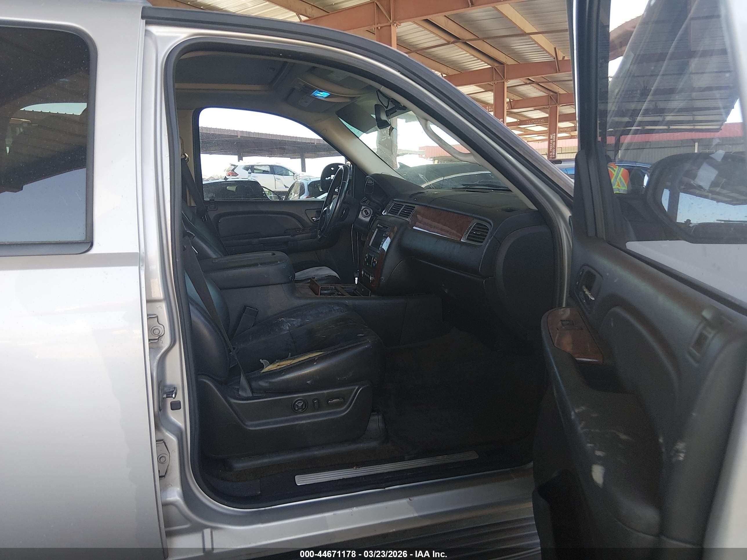 2008 Chevrolet Tahoe Ltz Silver vin: 1GNFC13058R121043