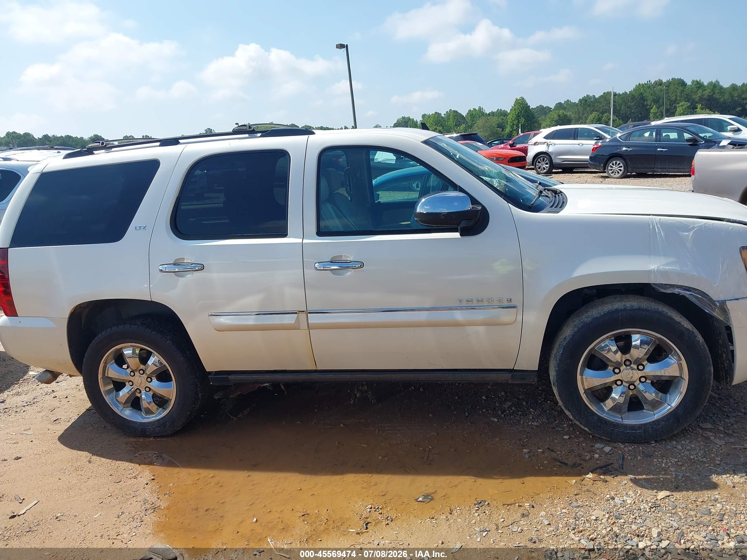2008 Chevrolet Tahoe Ltz White vin: 1GNFC13058R182781
