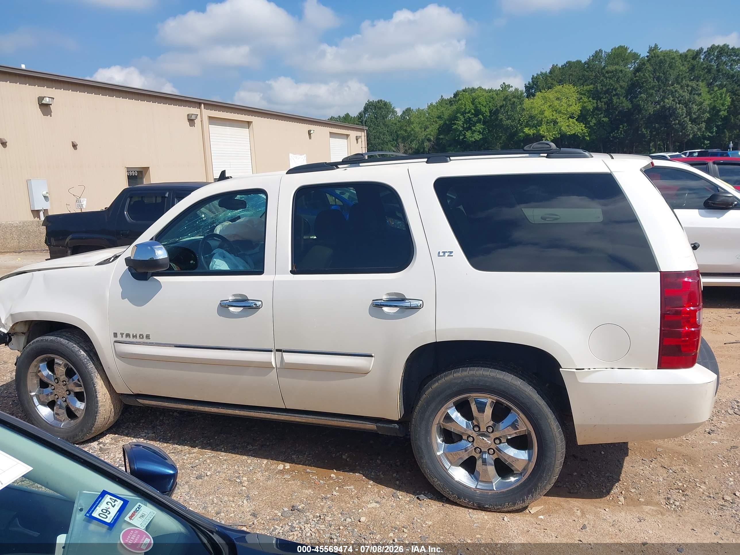 2008 Chevrolet Tahoe Ltz White vin: 1GNFC13058R182781