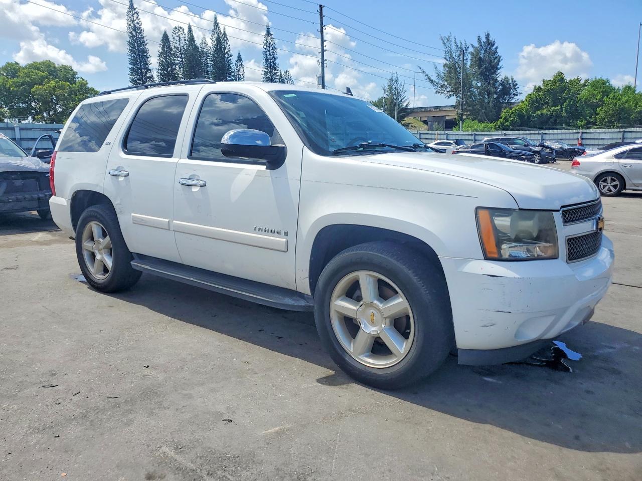 2007 Chevrolet Tahoe C1500 White vin: 1GNFC13067R339295