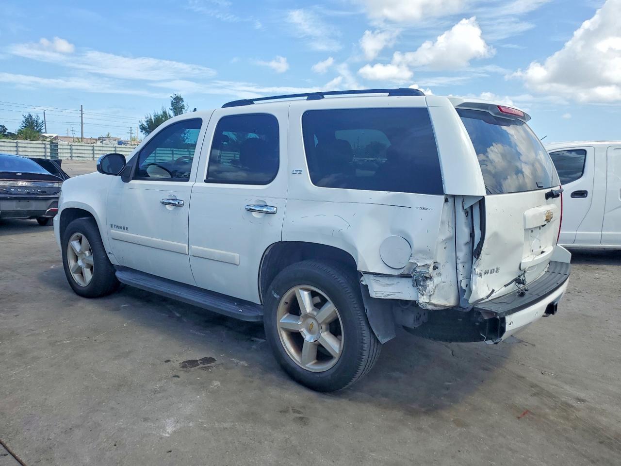 2007 Chevrolet Tahoe C1500 White vin: 1GNFC13067R339295