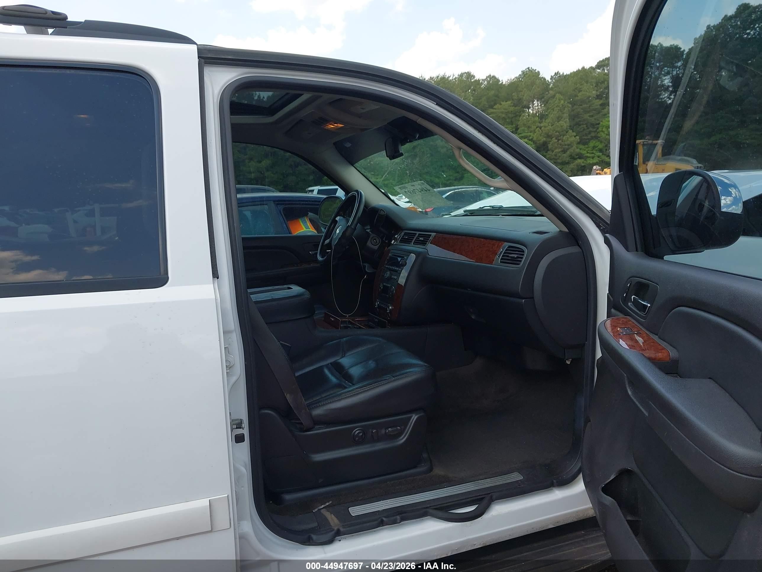 2007 Chevrolet Tahoe Ltz White vin: 1GNFC13067R405697