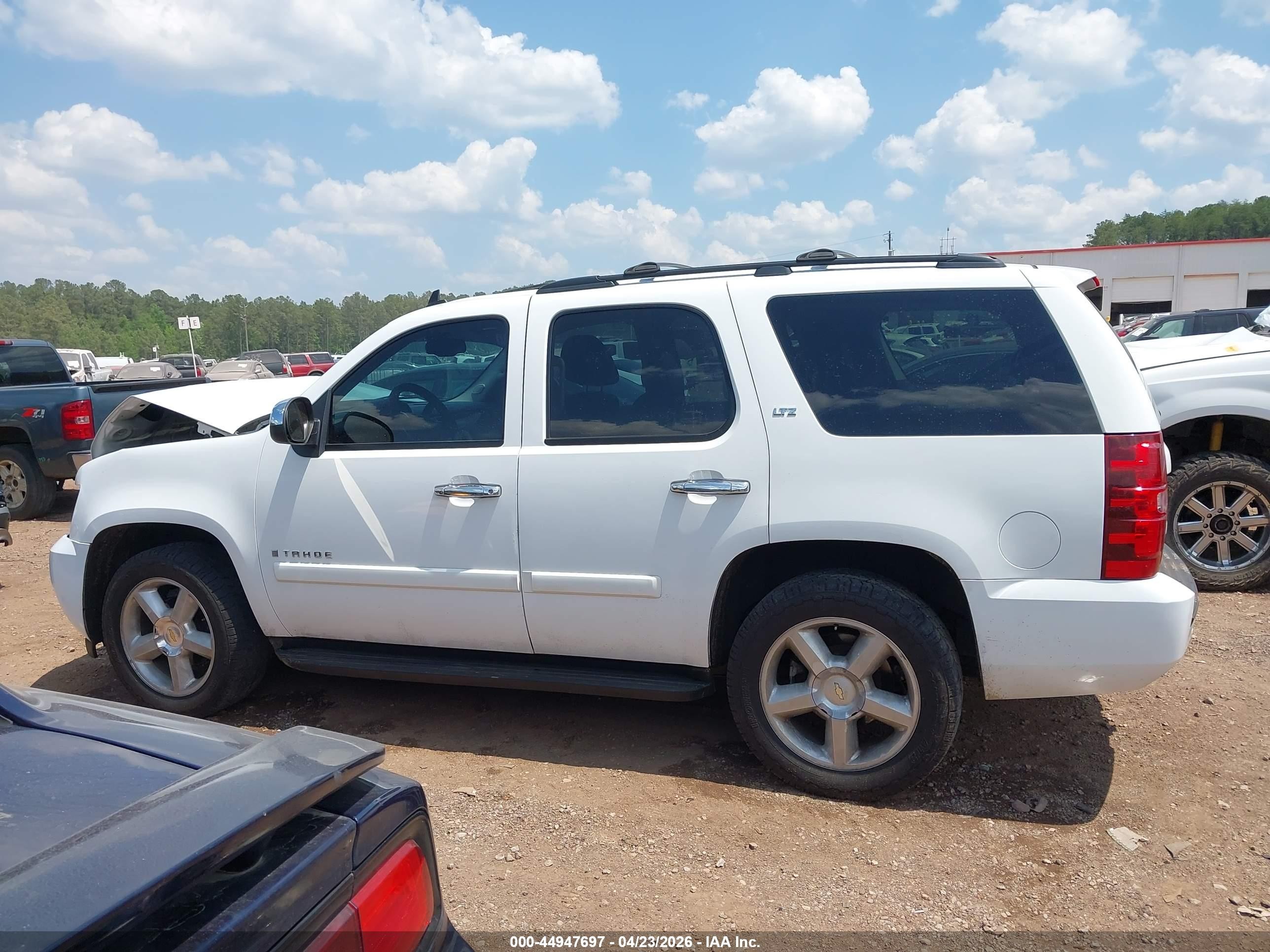 2007 Chevrolet Tahoe Ltz White vin: 1GNFC13067R405697