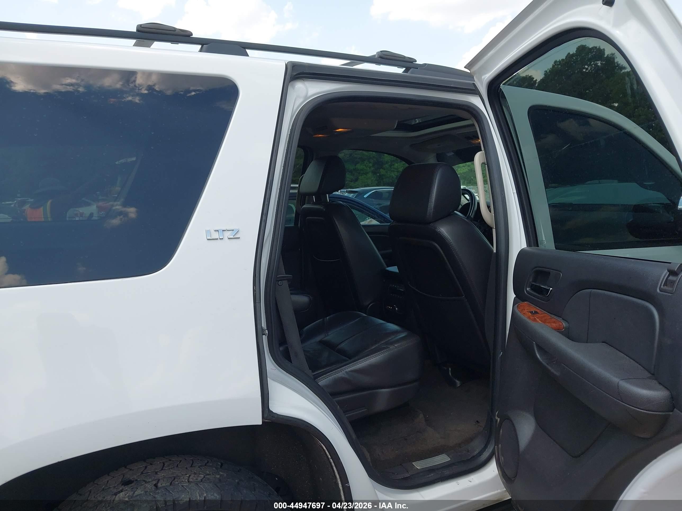 2007 Chevrolet Tahoe Ltz White vin: 1GNFC13067R405697