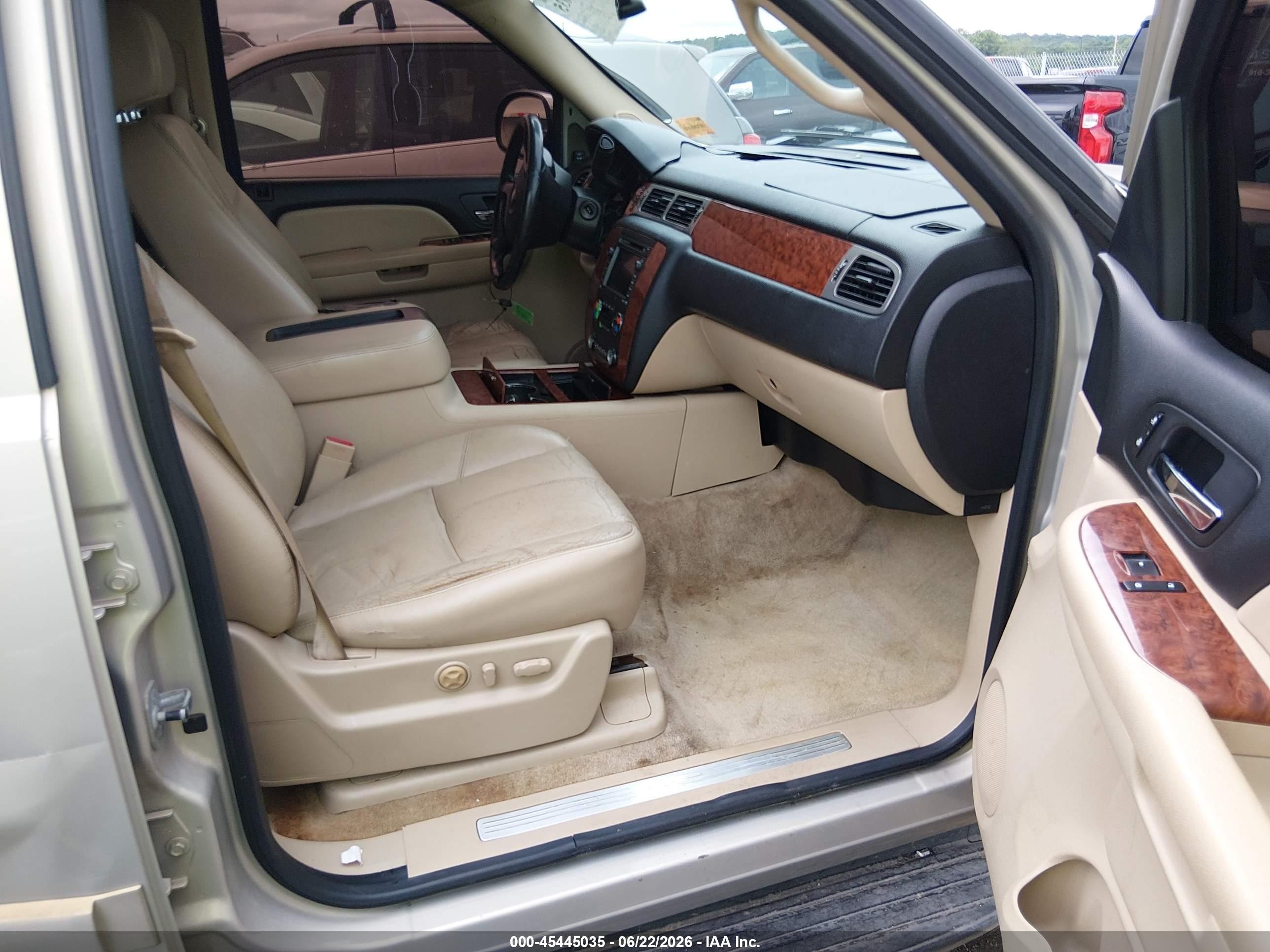 2008 Chevrolet Tahoe Ltz Золотой vin: 1GNFC13068R146355