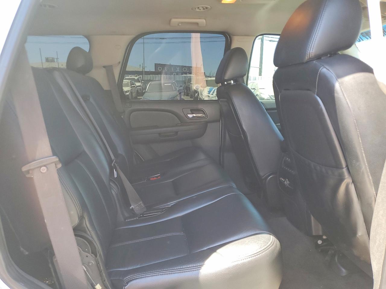 2007 Chevrolet Tahoe C1500 White vin: 1GNFC13077R165351