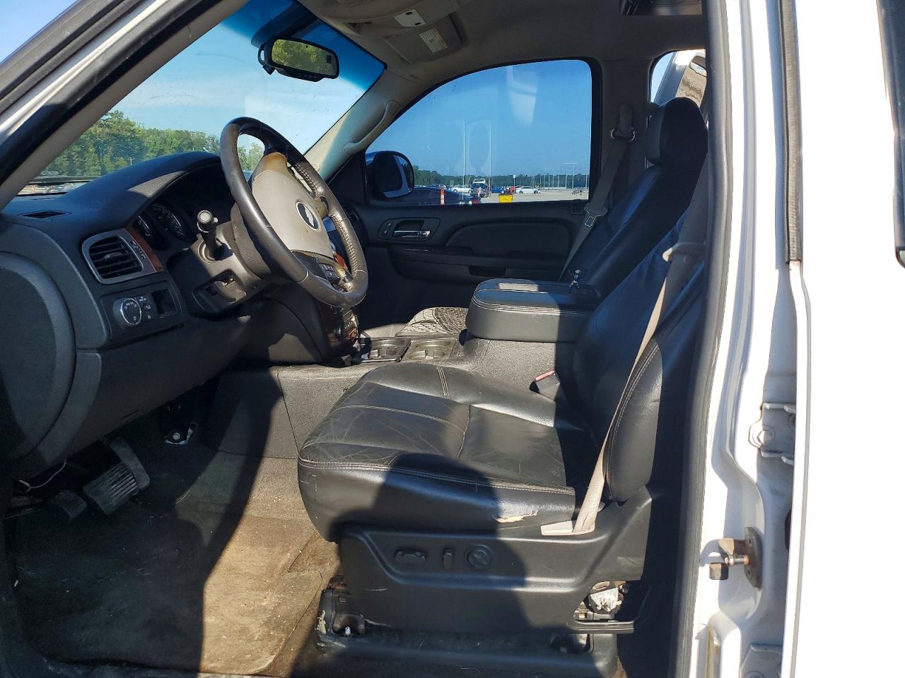 2008 Chevrolet Tahoe C1500 White vin: 1GNFC13078R131136