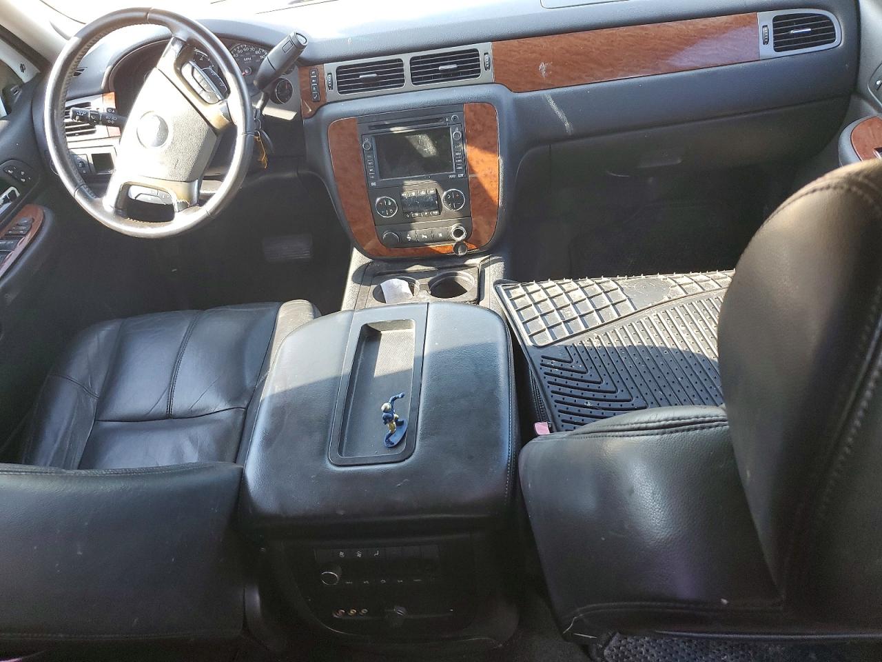 2008 Chevrolet Tahoe C1500 White vin: 1GNFC13078R131136