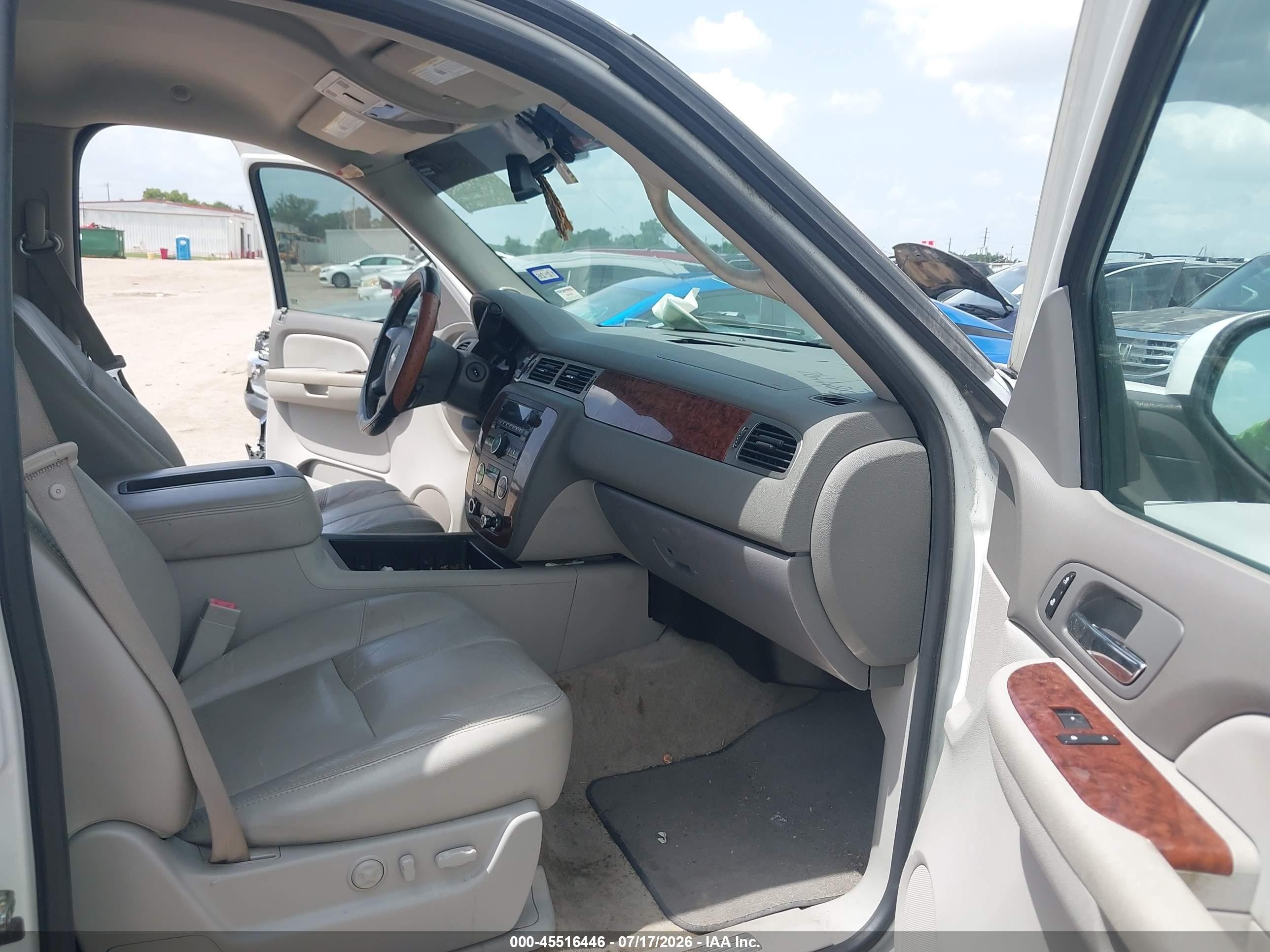 2007 Chevrolet Tahoe Lt White vin: 1GNFC13097J387792
