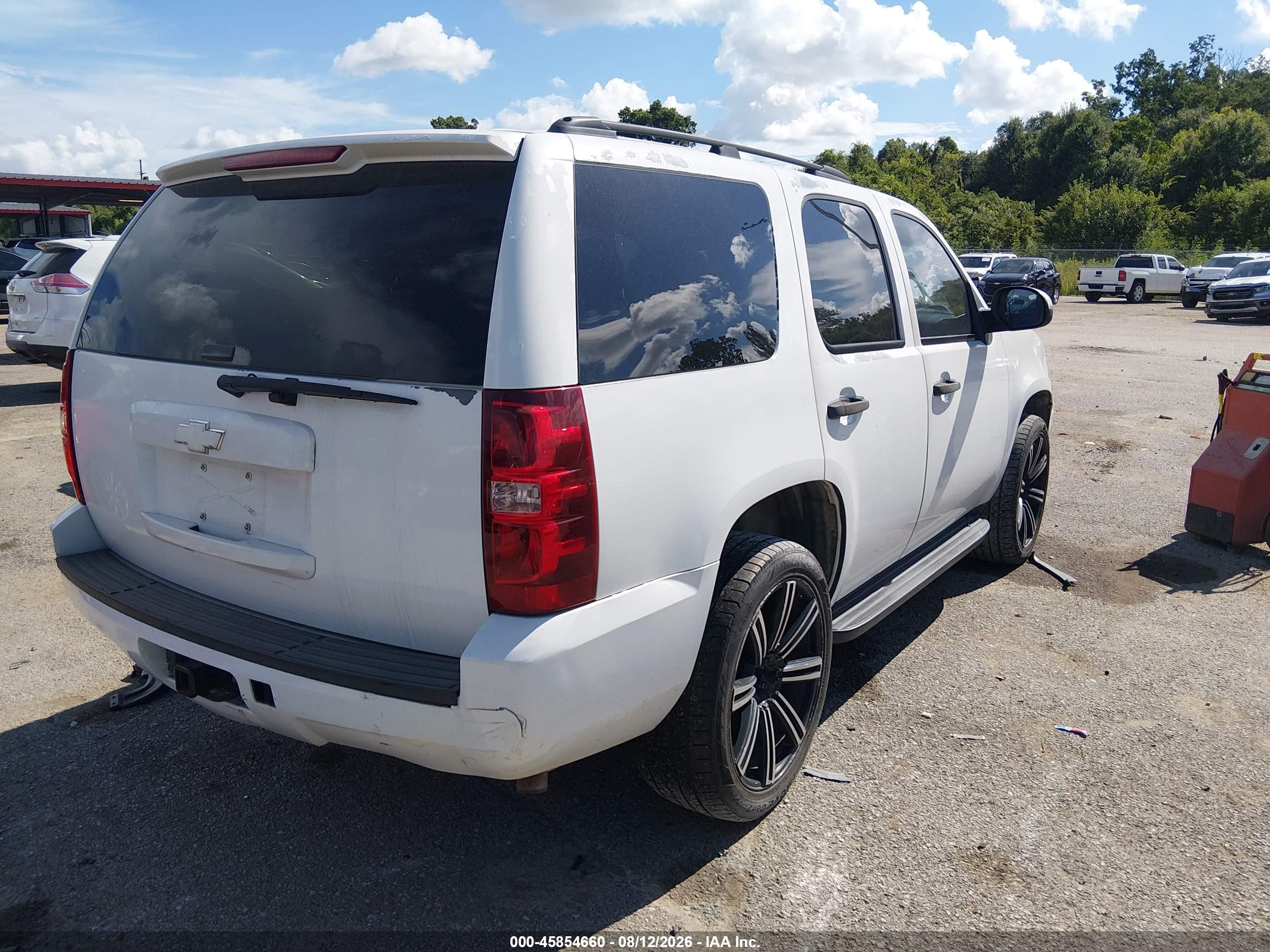 2008 Chevrolet Tahoe Ls Белый vin: 1GNFC13C08J213833