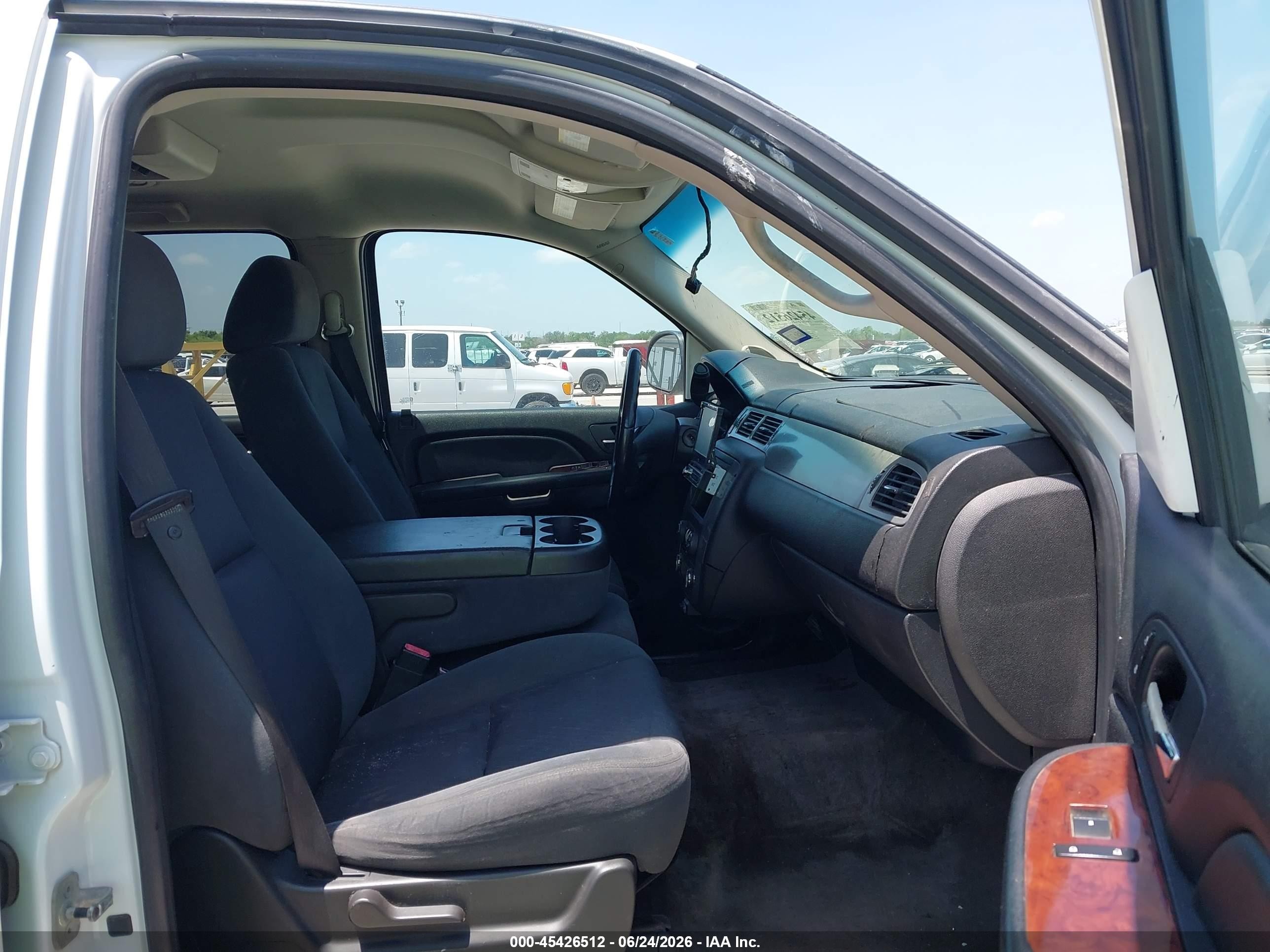 2009 Chevrolet Tahoe Ls White vin: 1GNFC13C59R157245