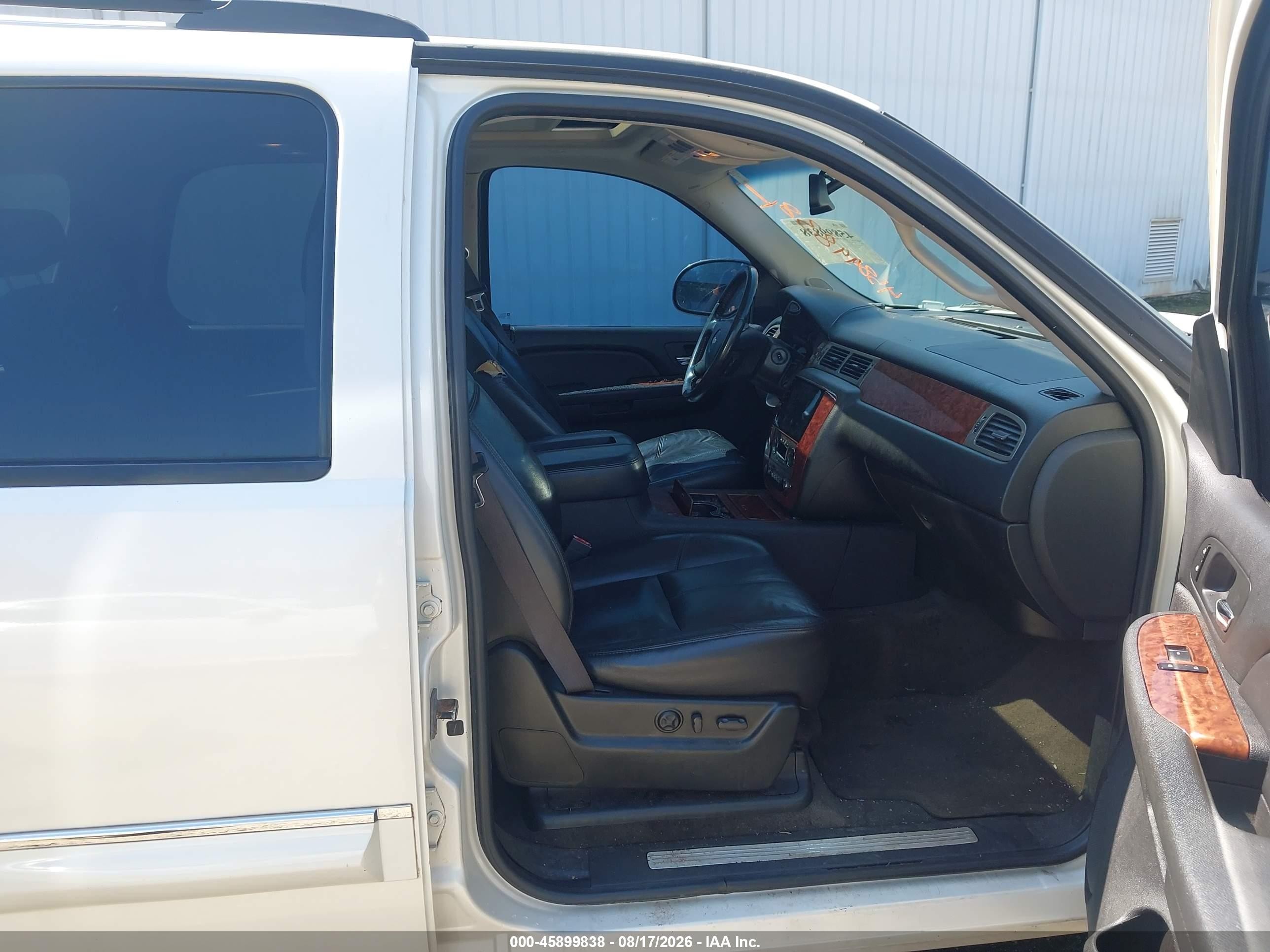 2008 Chevrolet Tahoe Ltz Белый vin: 1GNFC13J48R212720