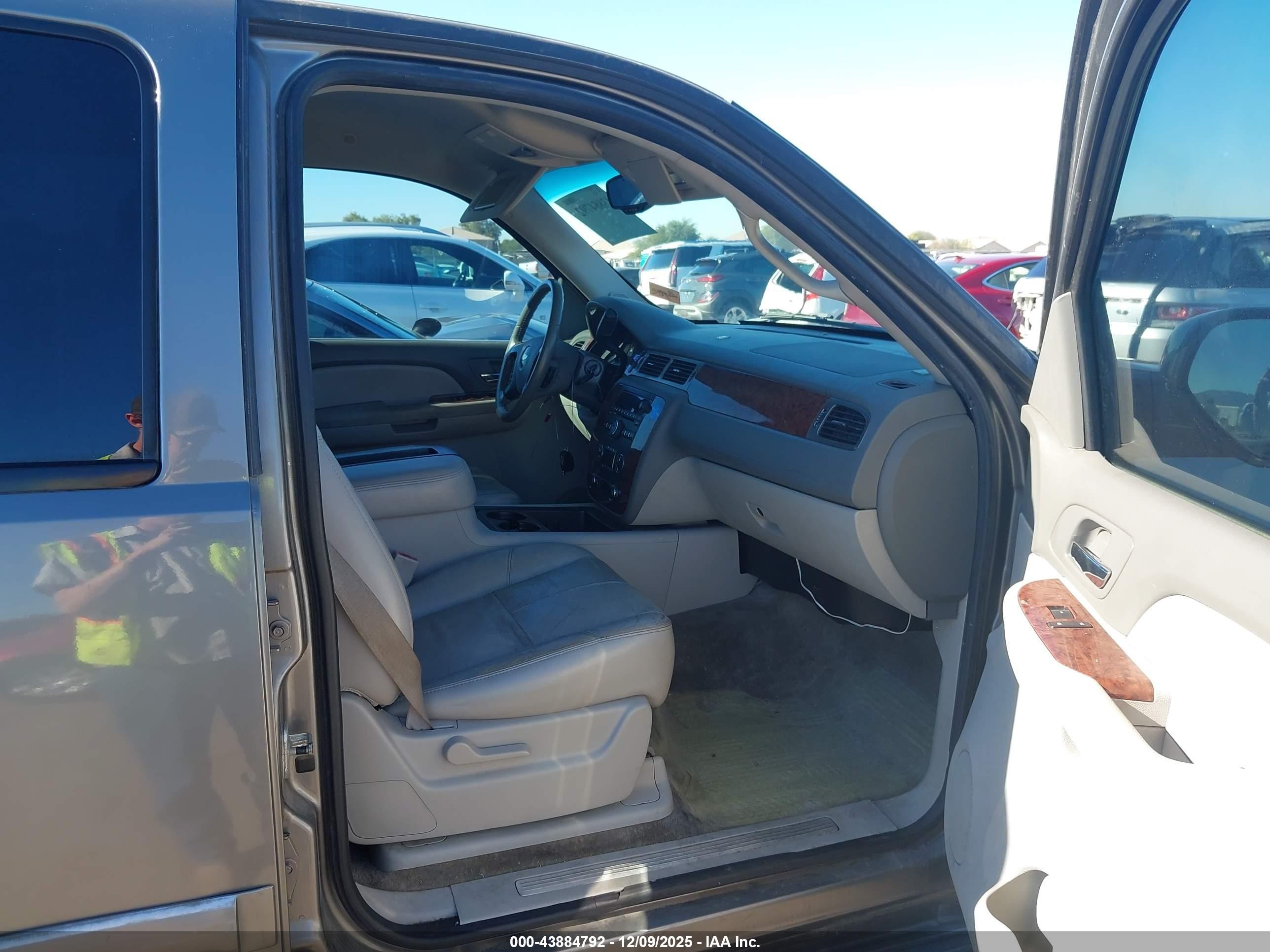 2007 Chevrolet Tahoe Lt Gray vin: 1GNFC13J87J264297