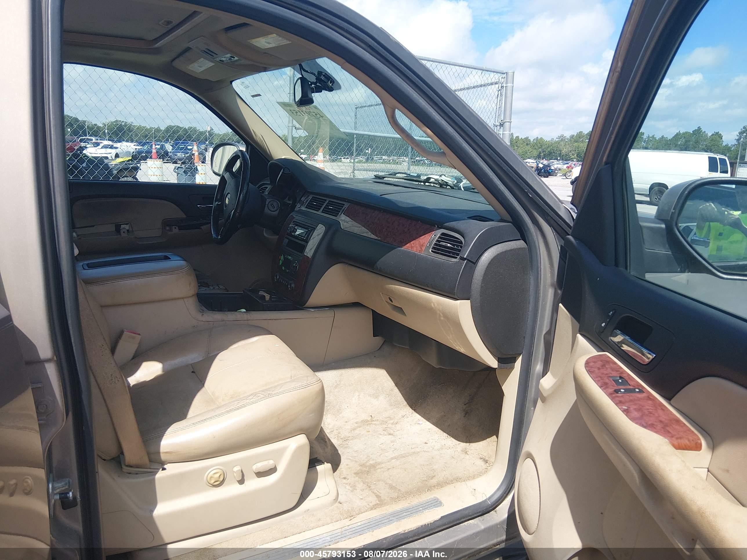 2007 Chevrolet Tahoe Lt Beige vin: 1GNFC13J87R211911
