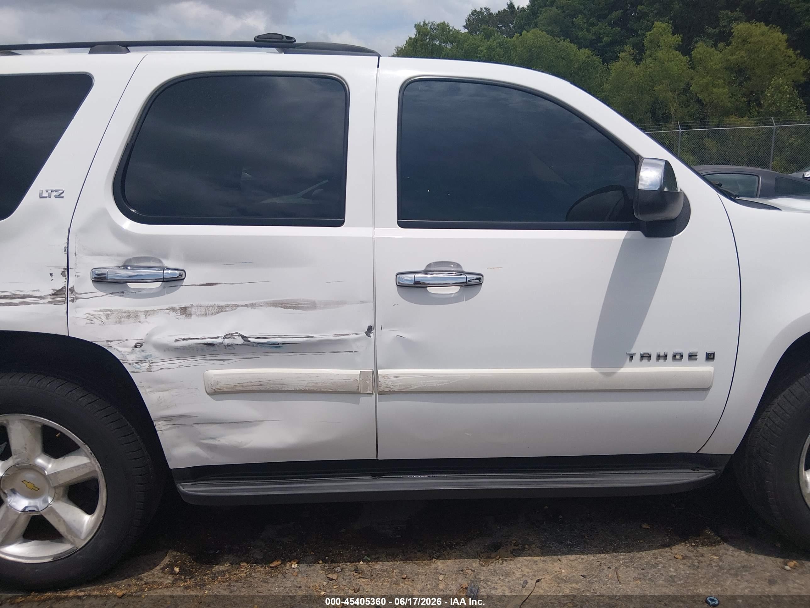 2007 Chevrolet Tahoe Ltz White vin: 1GNFC13J87R346032