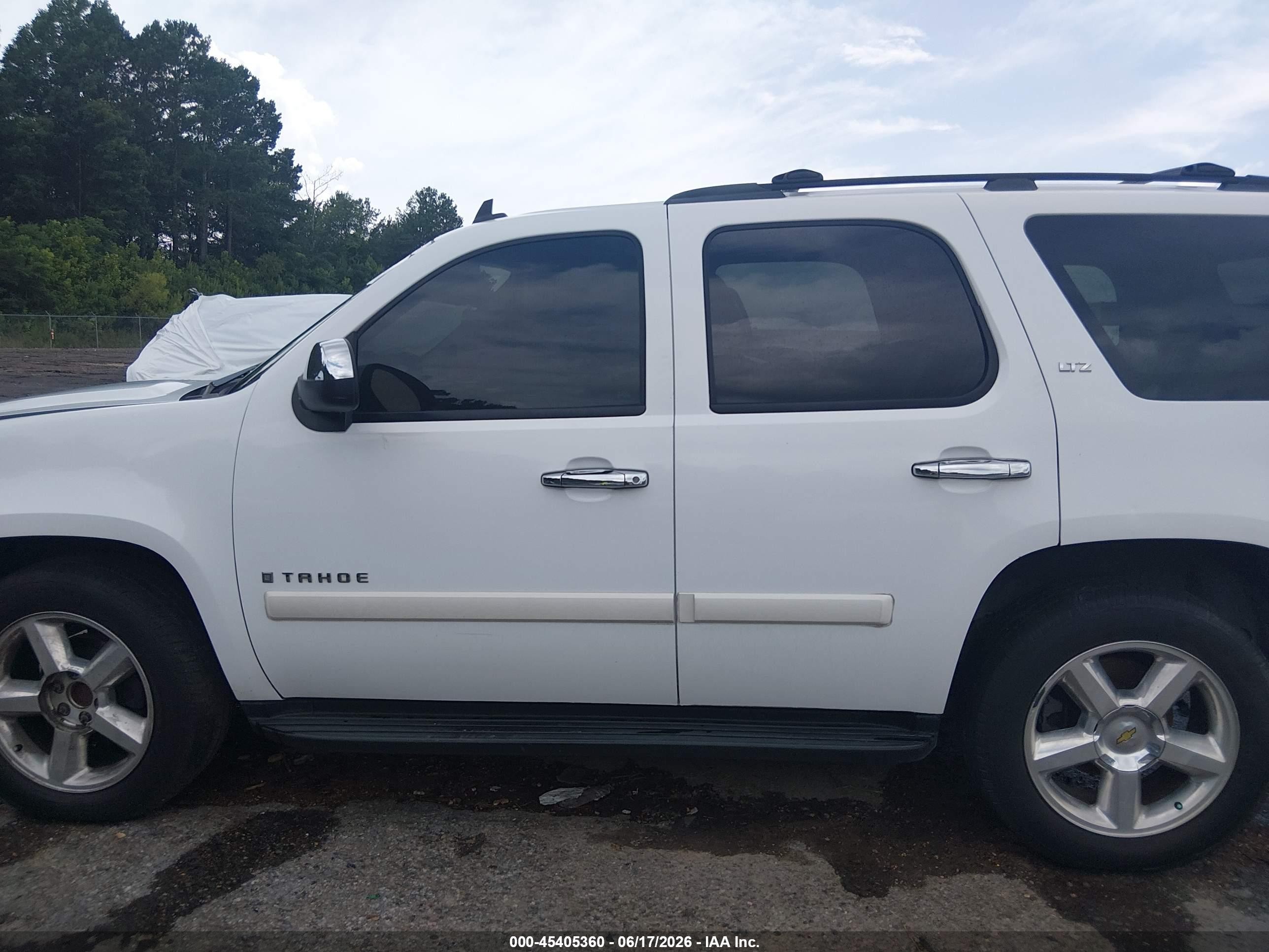 2007 Chevrolet Tahoe Ltz White vin: 1GNFC13J87R346032