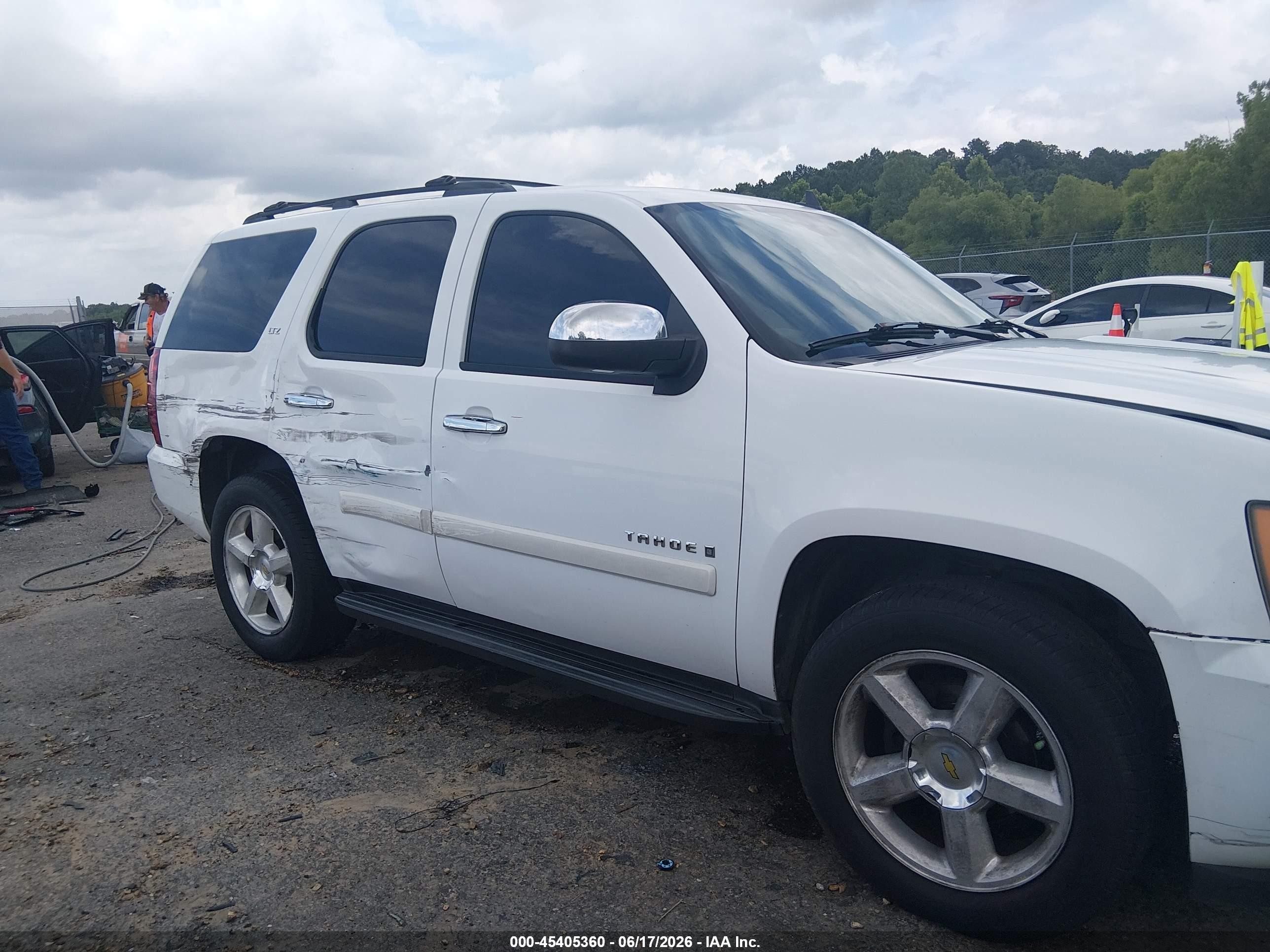 2007 Chevrolet Tahoe Ltz White vin: 1GNFC13J87R346032