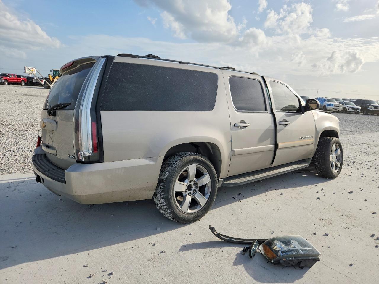 2007 Chevrolet Suburban C1500 Gold vin: 1GNFC16007J237985