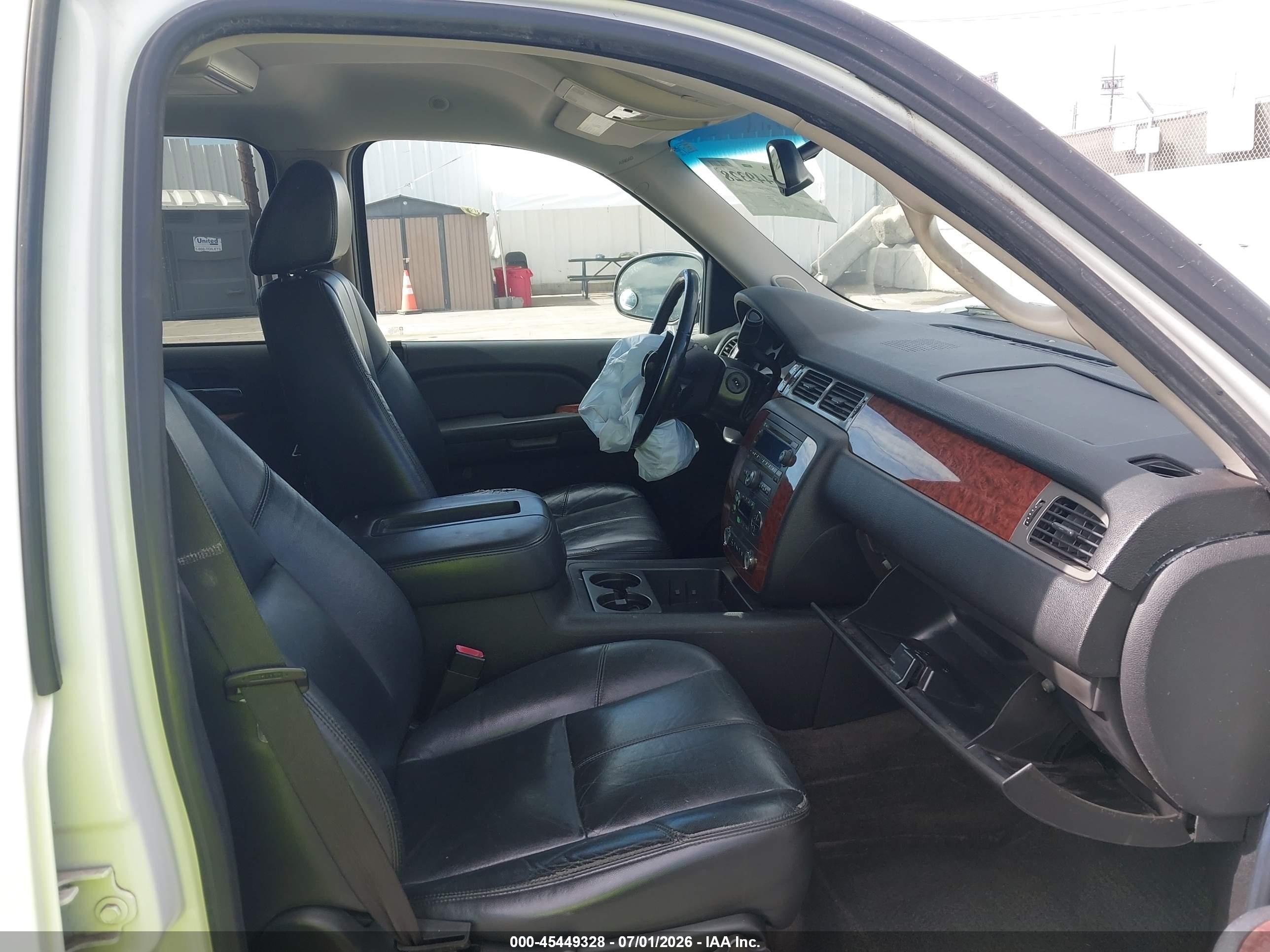2008 Chevrolet Suburban 1500 Lt White vin: 1GNFC16018R152222