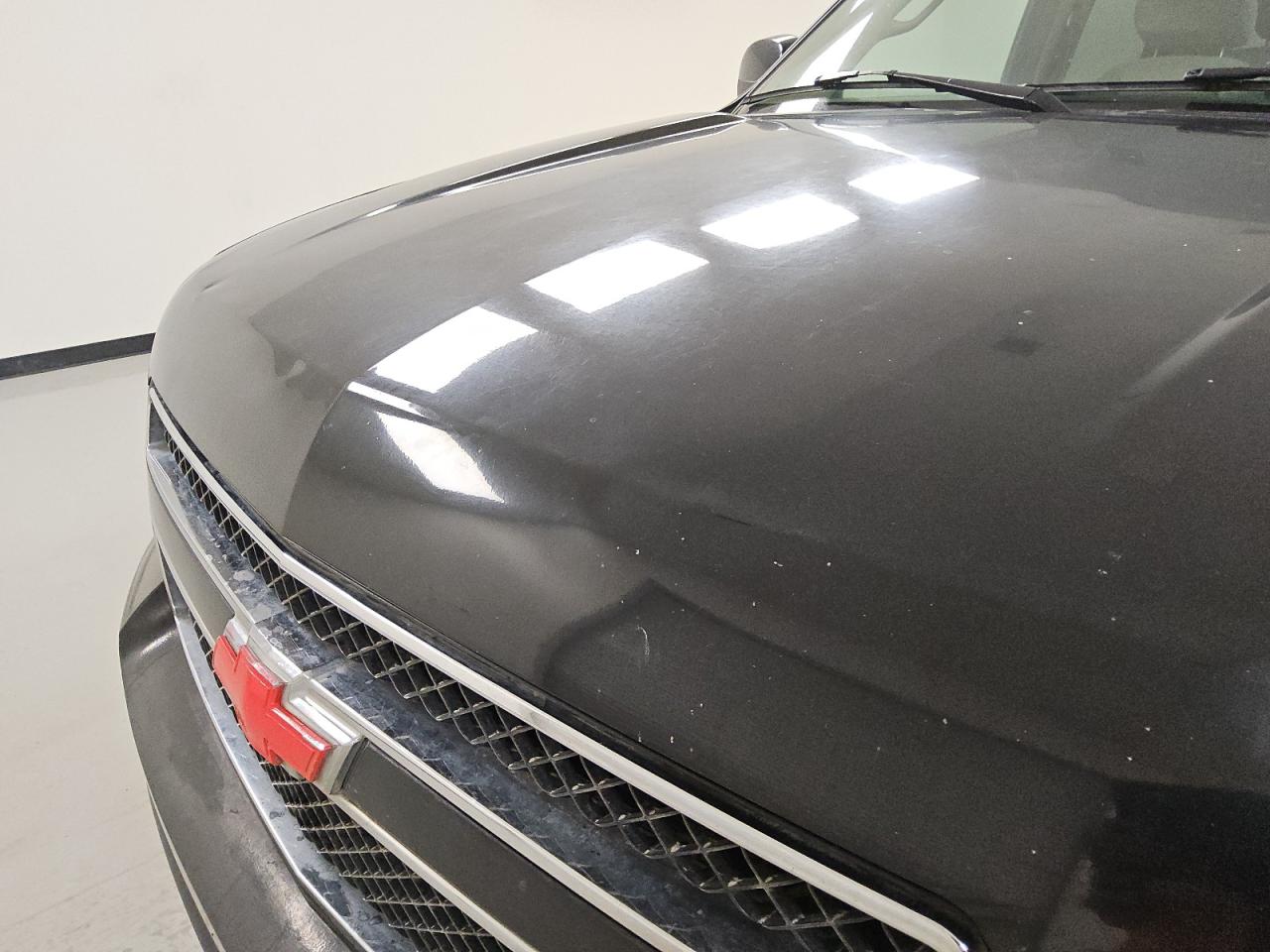 2007 Chevrolet Suburban C1500 Черный vin: 1GNFC16037R216971 Damage: Hood, Dent(S) W/ Paint Dmg, 3 To 4 Inches