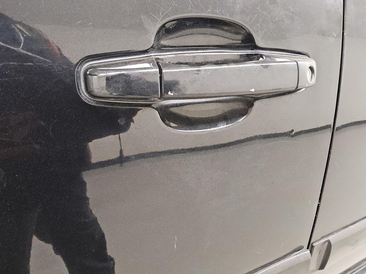 2007 Chevrolet Suburban C1500 Черный vin: 1GNFC16037R216971 Damage: Left Front Door, Dent(S) W/No Paint Dmg, 1/2 To 1 Inch