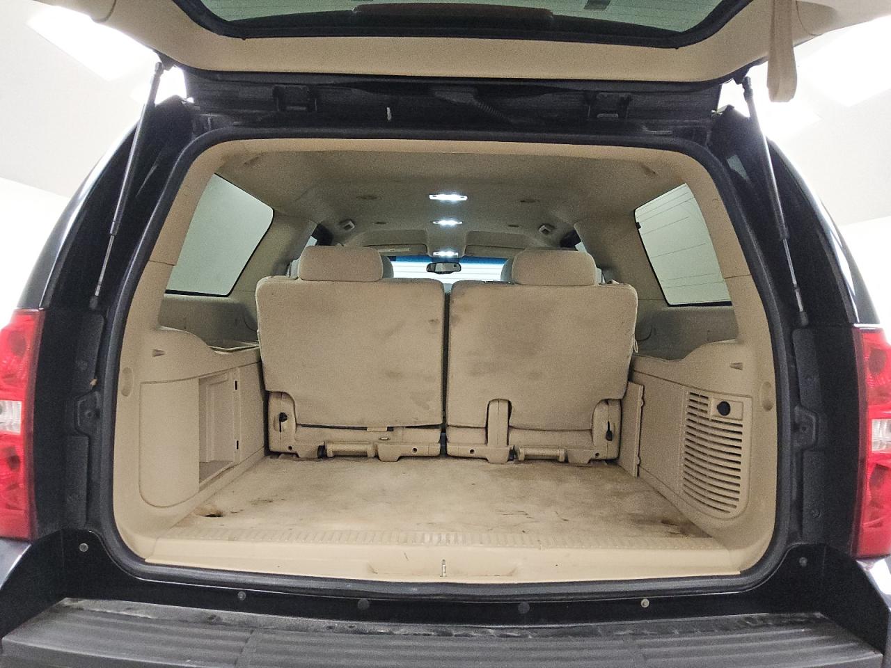 2007 Chevrolet Suburban C1500 Черный vin: 1GNFC16037R216971 Damage: Right Rear Carpet, Stained, Permanent