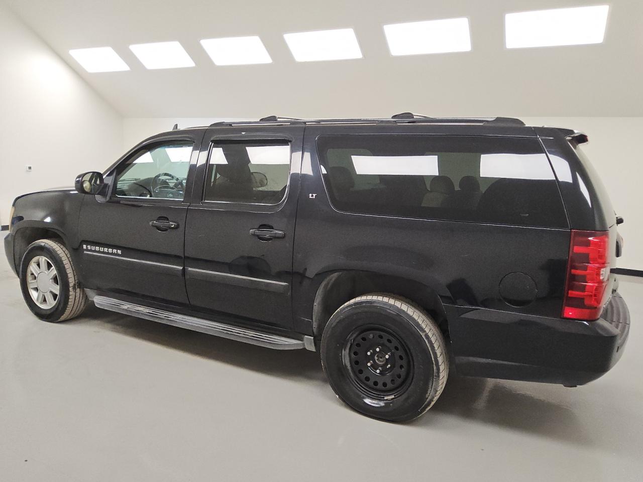2007 Chevrolet Suburban C1500 Черный vin: 1GNFC16037R216971 Damage: Left Rear Tire, Cracked, Replacement Required