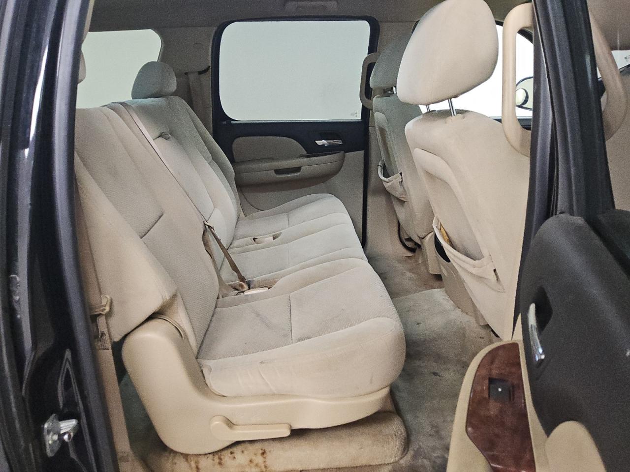 2007 Chevrolet Suburban C1500 Черный vin: 1GNFC16037R216971 Damage: Left Rear Carpet, Stained, Permanent
