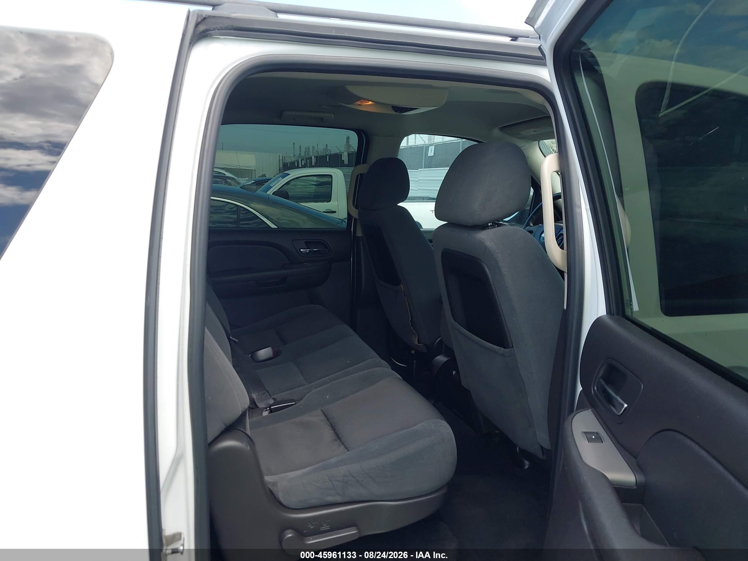 2009 Chevrolet Suburban 1500 Ls White vin: 1GNFC16049R150479