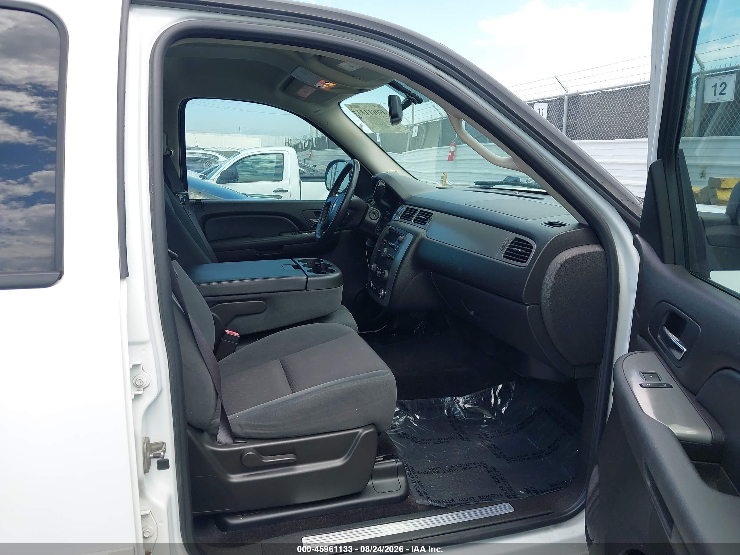 2009 Chevrolet Suburban 1500 Ls White vin: 1GNFC16049R150479