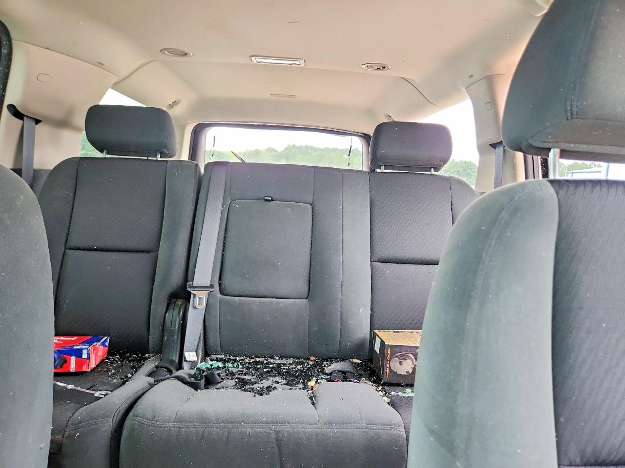 2009 Chevrolet Suburban C1500 Ls White vin: 1GNFC16049R182025