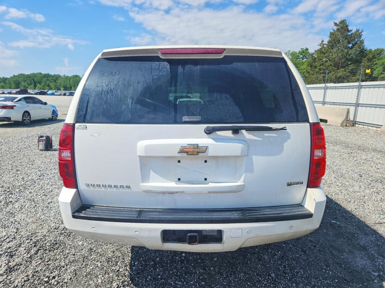 2007 Chevrolet Suburban C1500 White vin: 1GNFC16087J190009