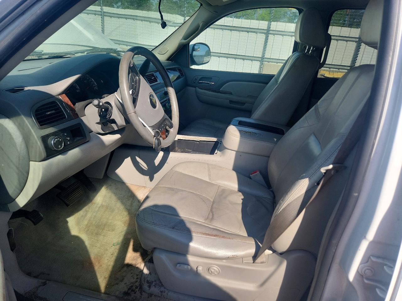 2007 Chevrolet Suburban C1500 White vin: 1GNFC16087J190009
