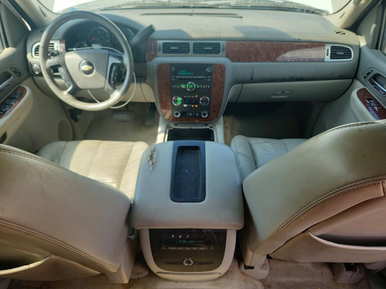 2007 Chevrolet Suburban C1500 White vin: 1GNFC16087J190009