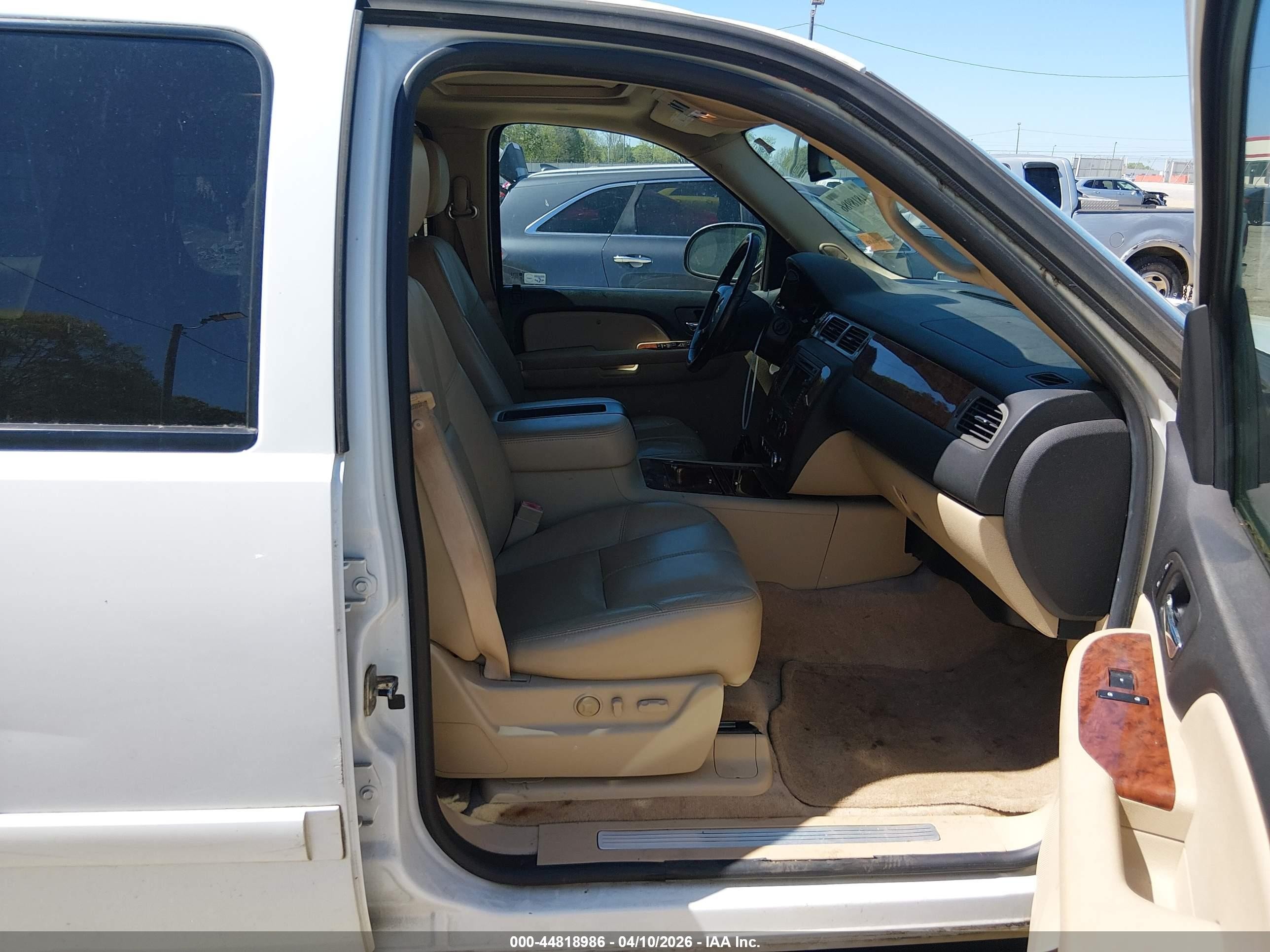 2008 Chevrolet Suburban 1500 Ltz White vin: 1GNFC16088J227030