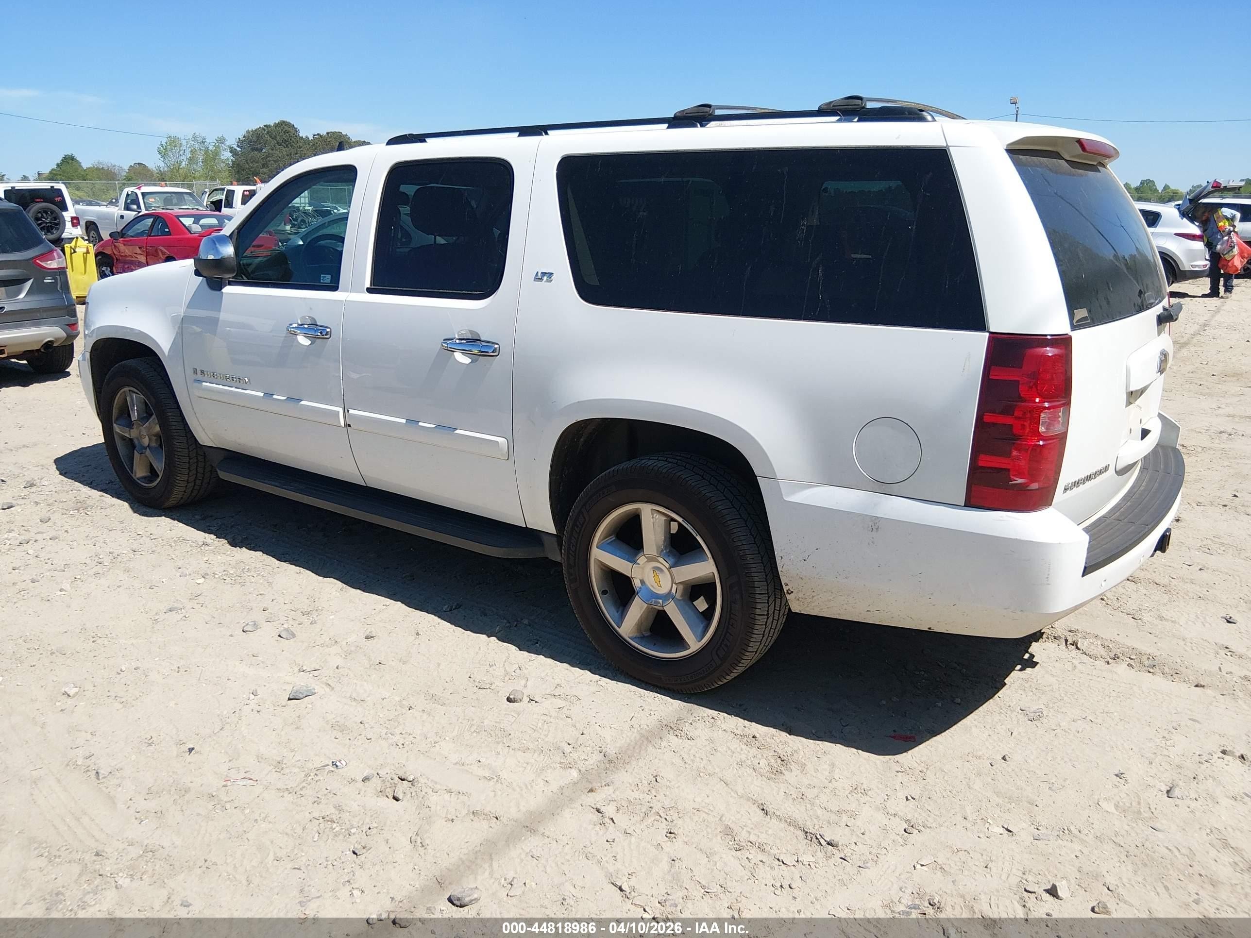2008 Chevrolet Suburban 1500 Ltz White vin: 1GNFC16088J227030
