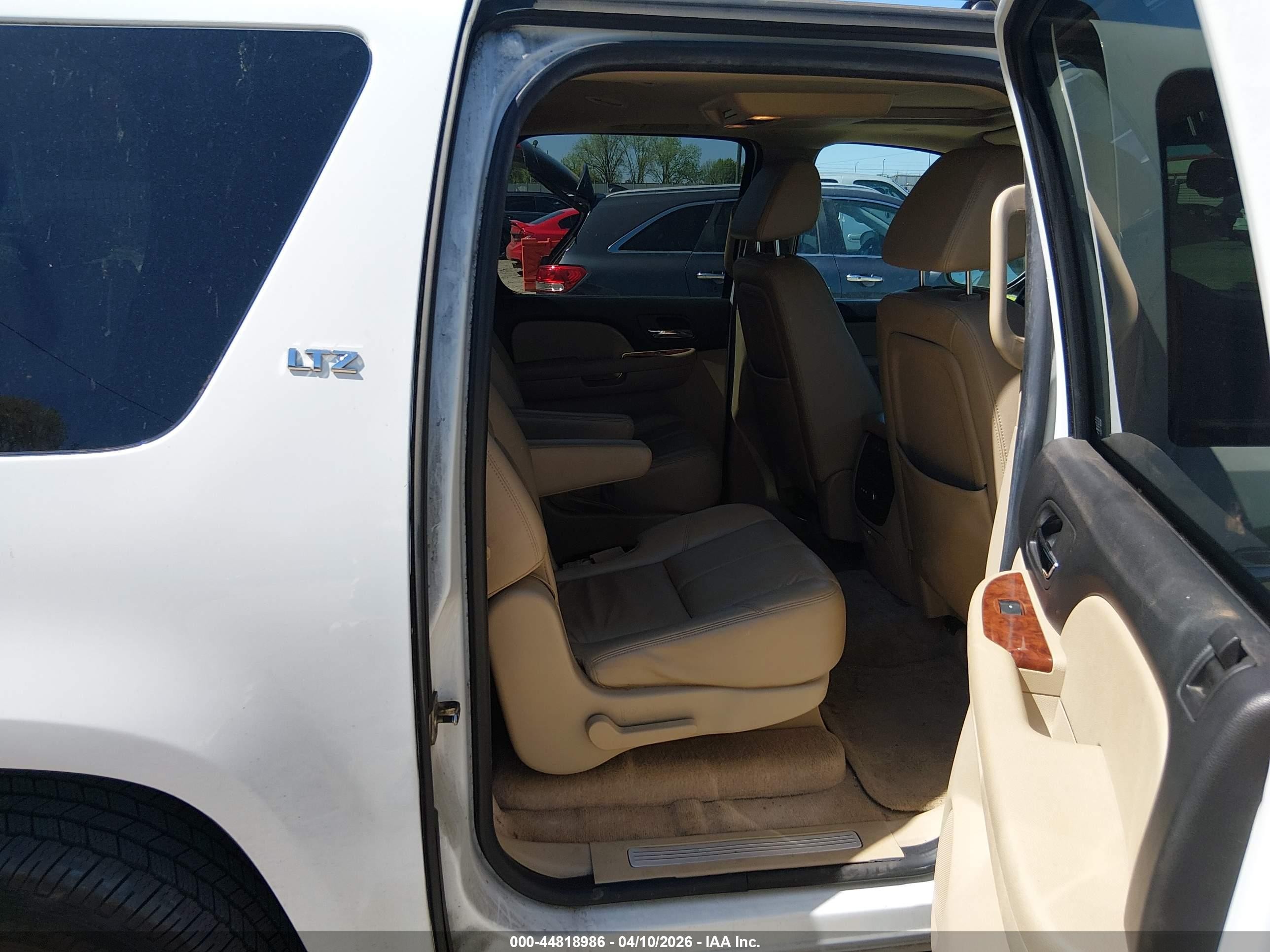 2008 Chevrolet Suburban 1500 Ltz White vin: 1GNFC16088J227030